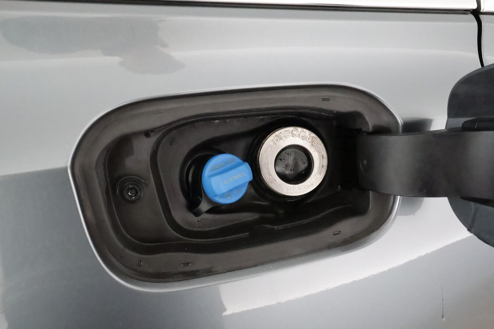 Volvo V60 2019 D4 Momentum aut *ACC / Webasto / Full LED / P.kamera / Navi / Puolinahat / KeylessGo* - Kahdet renkaat aluvanteilla