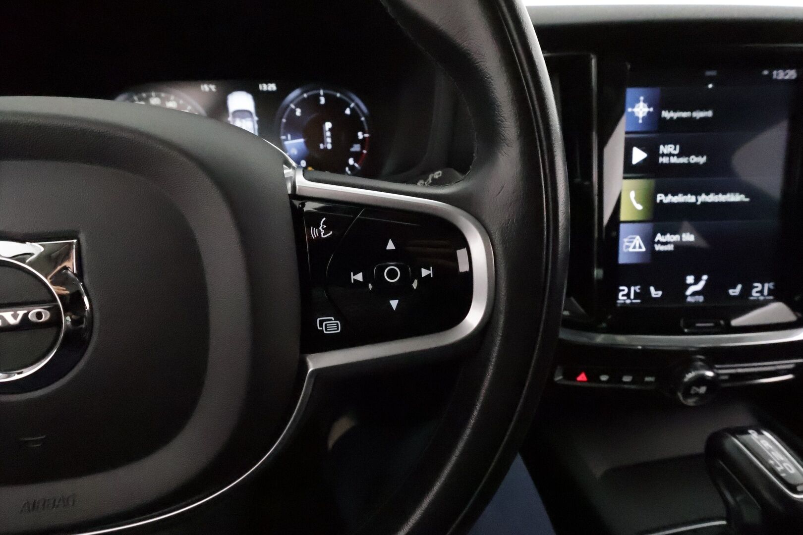 Volvo V60 2019 D4 Momentum aut *ACC / Webasto / Full LED / P.kamera / Navi / Puolinahat / KeylessGo* - Kahdet renkaat aluvanteilla