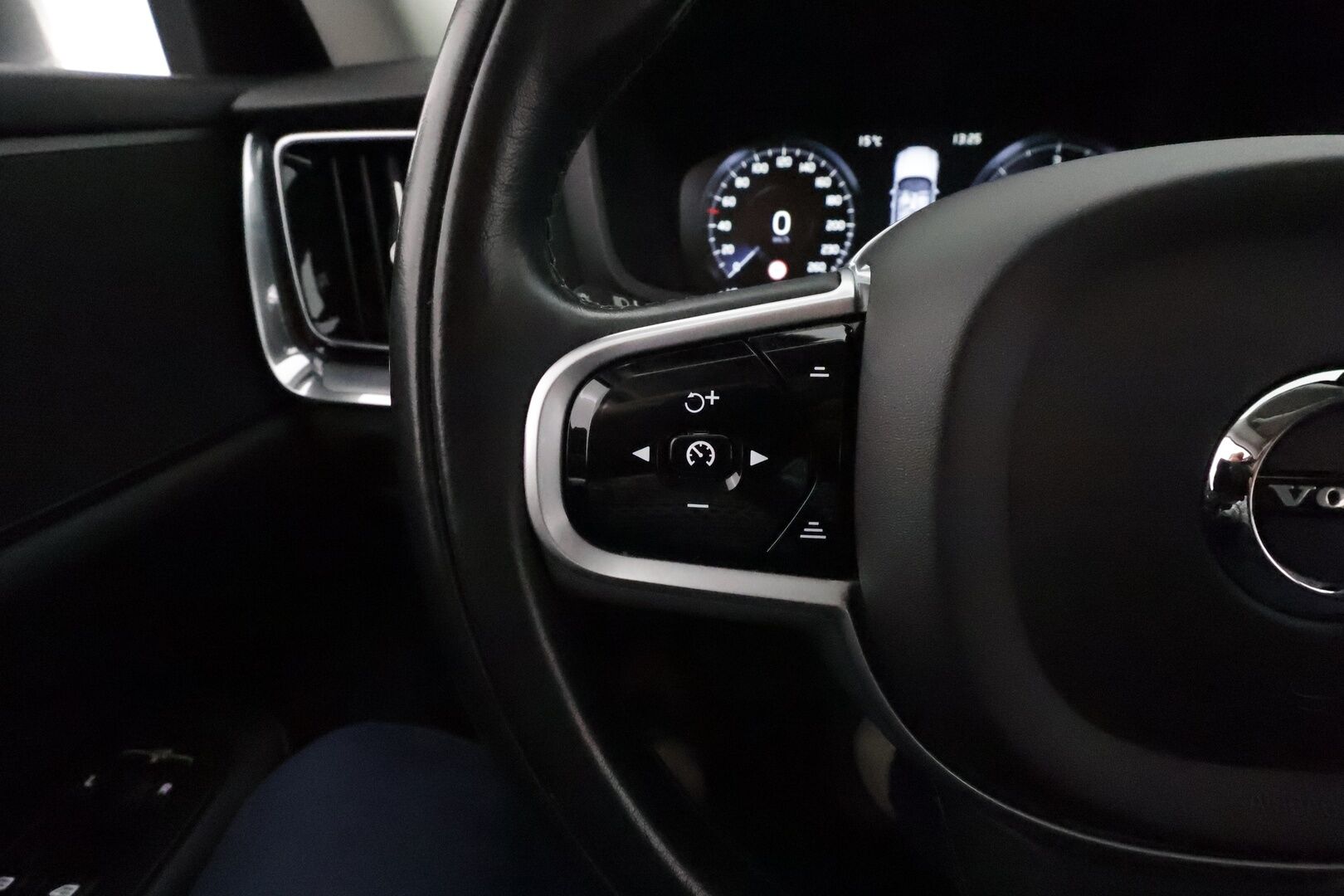 Volvo V60 2019 D4 Momentum aut *ACC / Webasto / Full LED / P.kamera / Navi / Puolinahat / KeylessGo* - Kahdet renkaat aluvanteilla