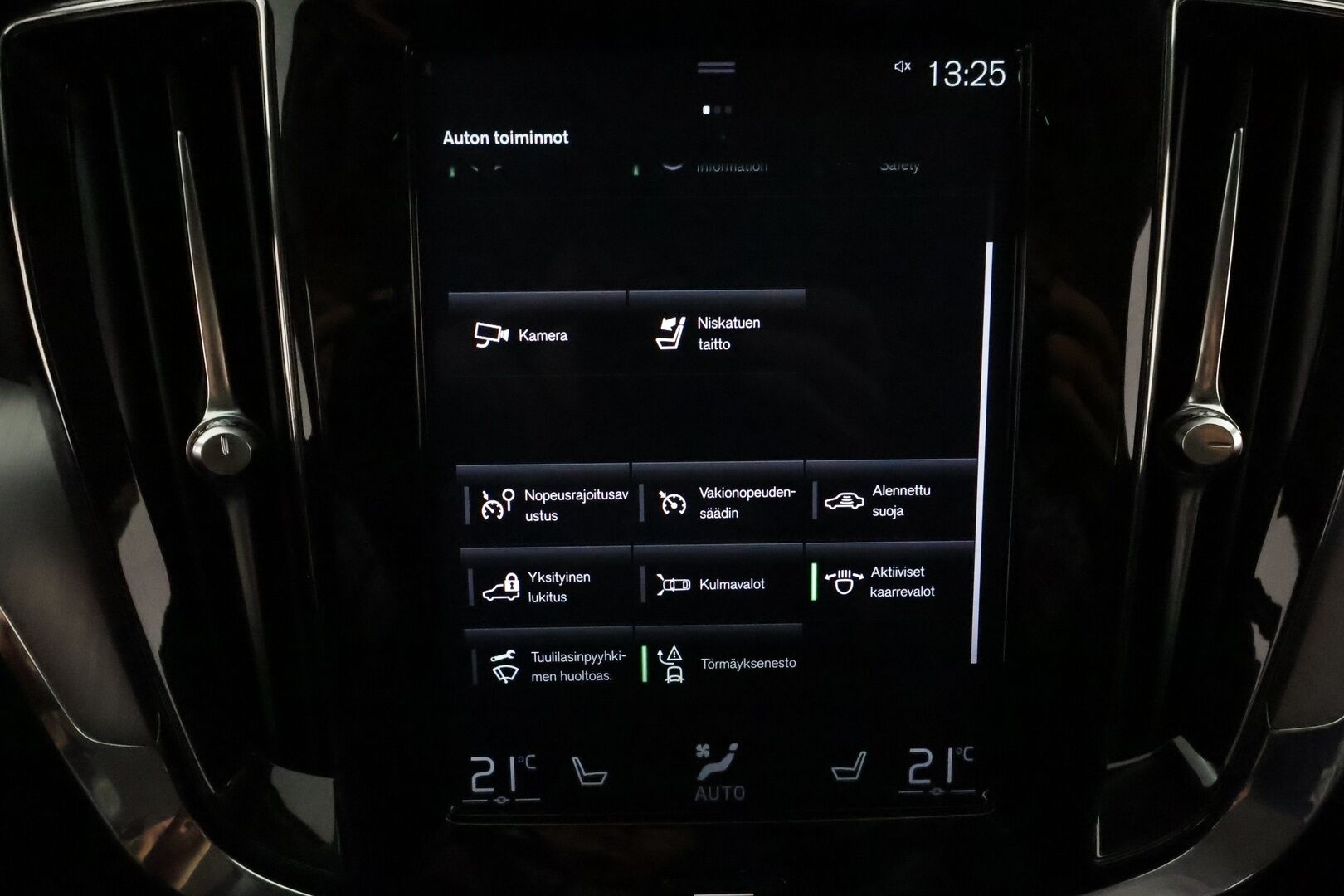 Volvo V60 2019 D4 Momentum aut *ACC / Webasto / Full LED / P.kamera / Navi / Puolinahat / KeylessGo* - Kahdet renkaat aluvanteilla