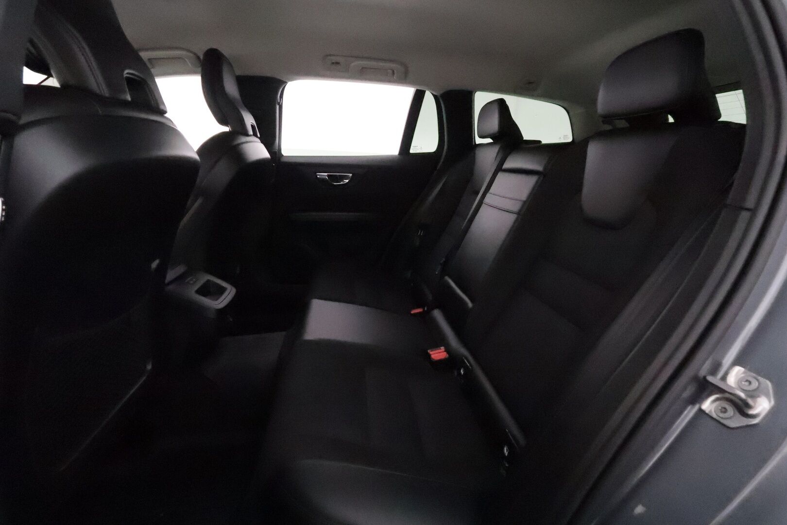 Volvo V60 2019 D4 Momentum aut *ACC / Webasto / Full LED / P.kamera / Navi / Puolinahat / KeylessGo* - Kahdet renkaat aluvanteilla