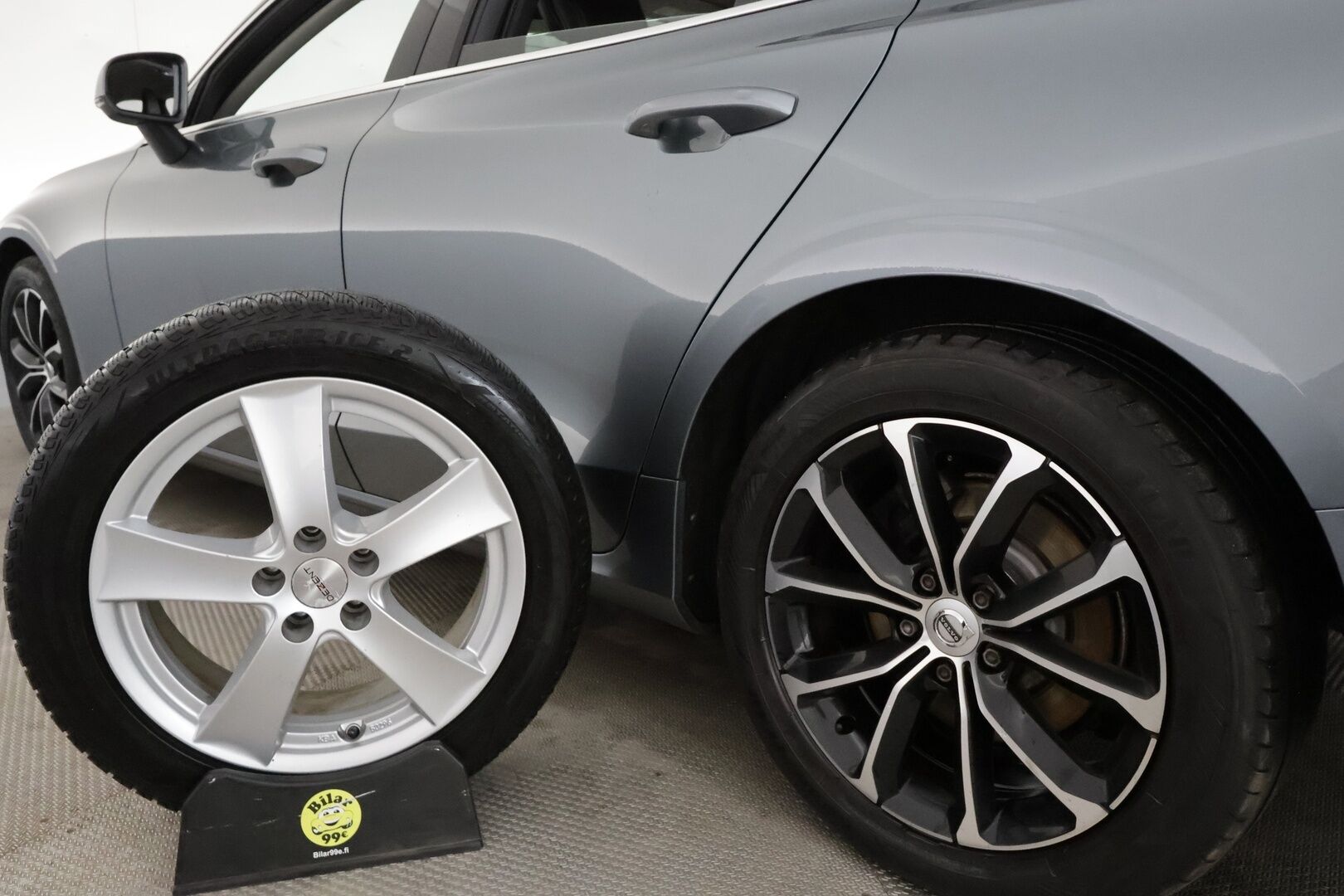 Volvo V60 2019 D4 Momentum aut *ACC / Webasto / Full LED / P.kamera / Navi / Puolinahat / KeylessGo* - Kahdet renkaat aluvanteilla