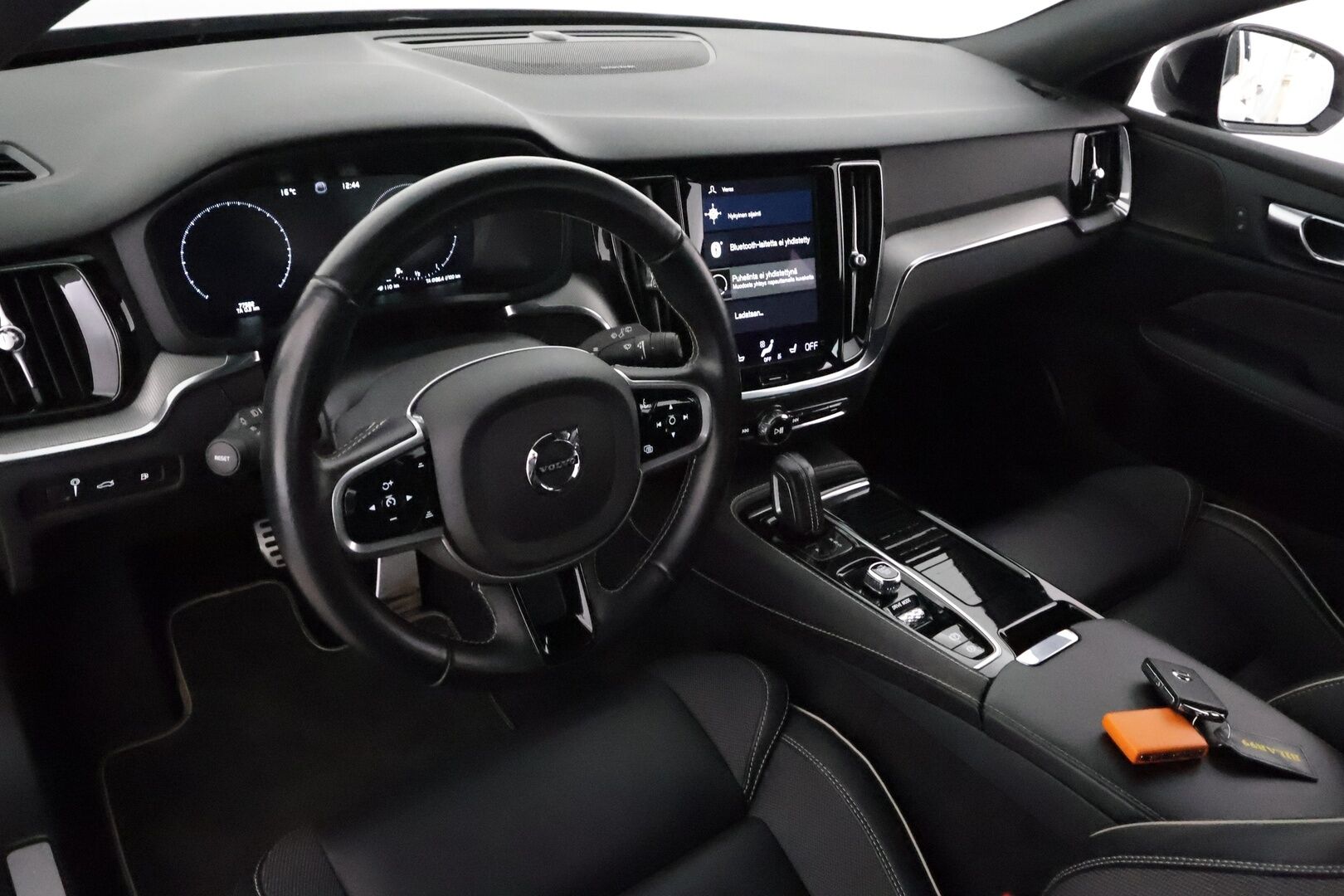 Volvo V60 2021 T6 TwE AWD R-Design aut **H&K / Webasto / Koukku / ACC / Full-LED / P.kamera / Sportpenkki Muistilla / Navi** - 2x Latauskaapelit / Kahdet Renkaat