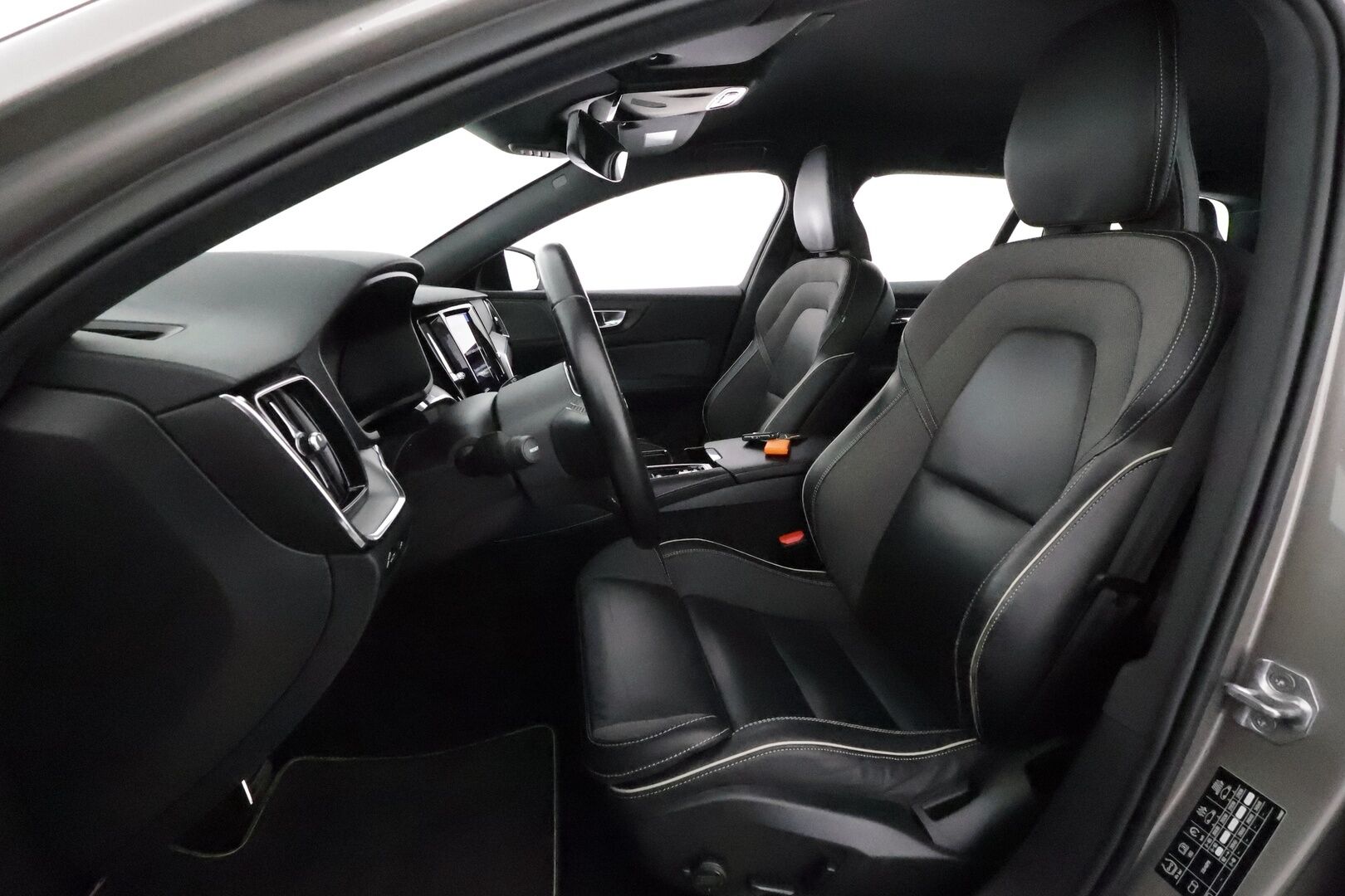 Volvo V60 2021 T6 TwE AWD R-Design aut **H&K / Webasto / Koukku / ACC / Full-LED / P.kamera / Sportpenkki Muistilla / Navi** - 2x Latauskaapelit / Kahdet Renkaat