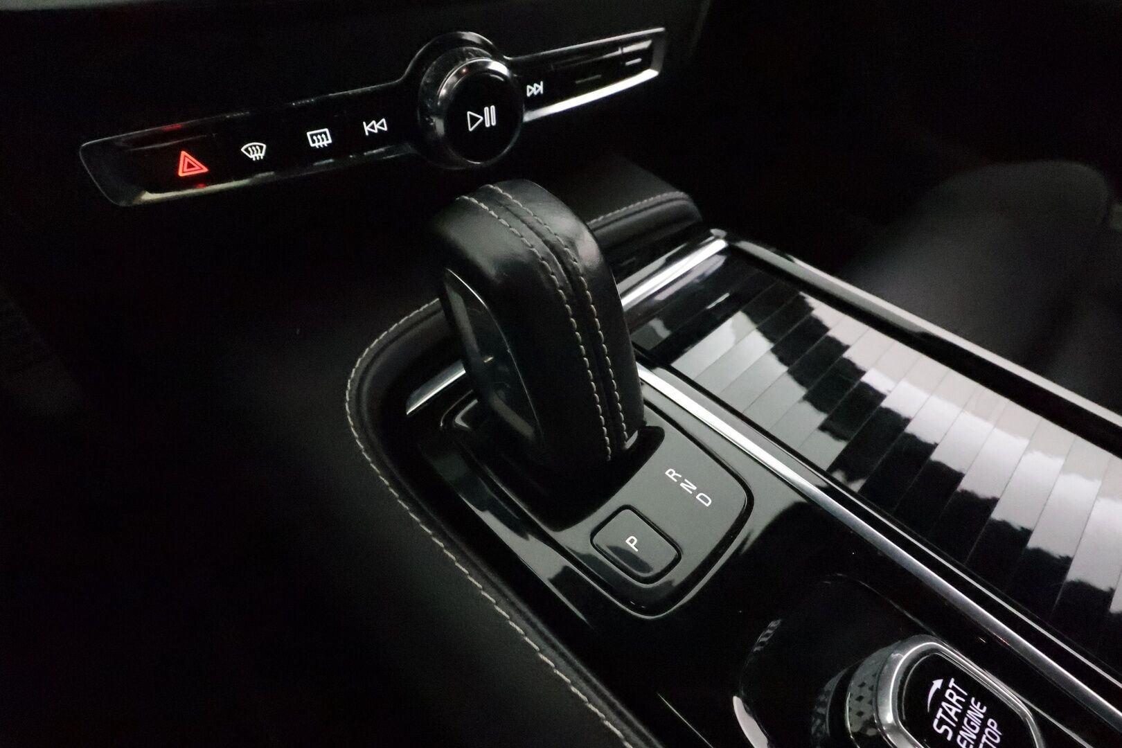 Volvo V60 2021 T6 TwE AWD R-Design aut **H&K / Webasto / Koukku / ACC / Full-LED / P.kamera / Sportpenkki Muistilla / Navi** - 2x Latauskaapelit / Kahdet Renkaat