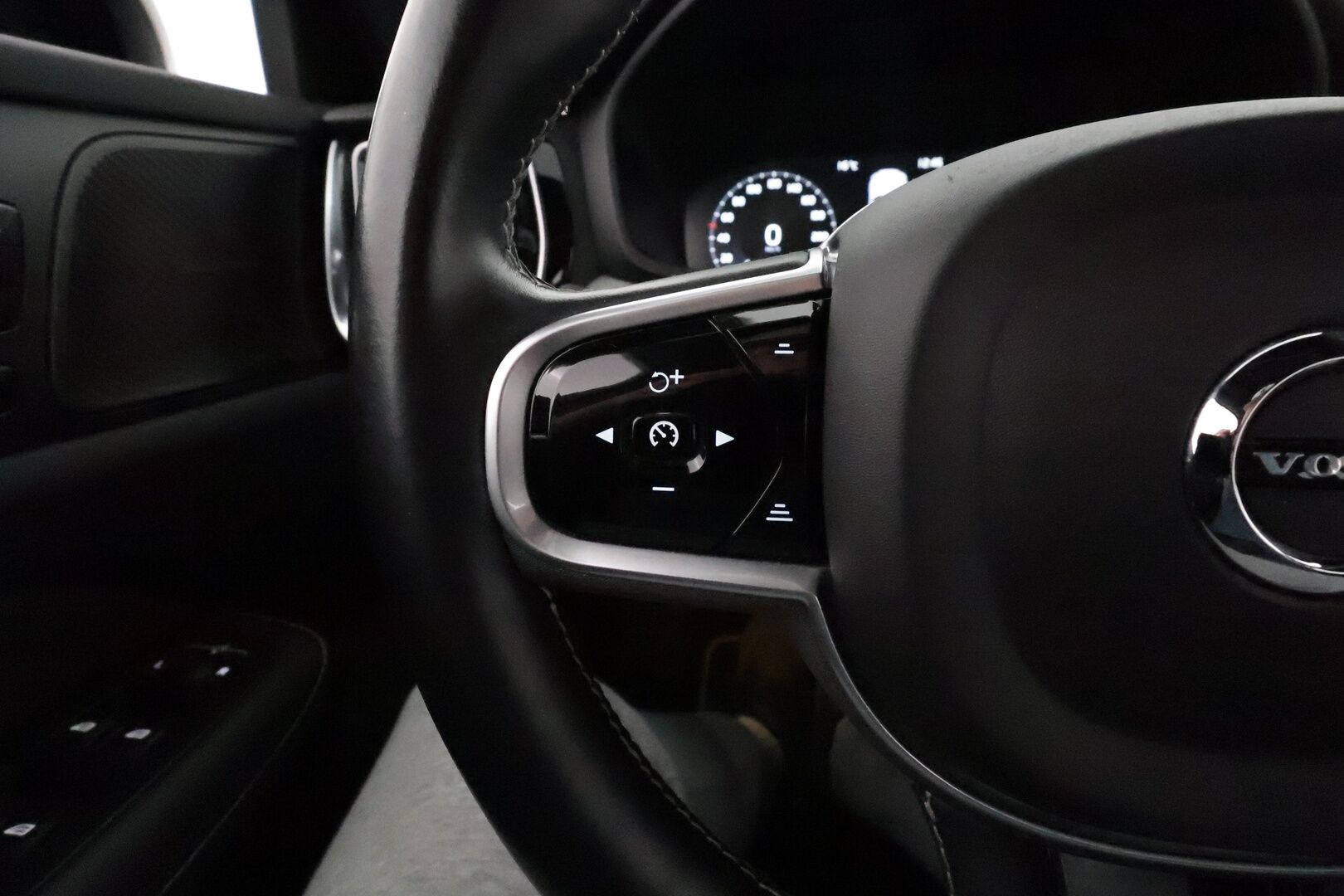 Volvo V60 2021 T6 TwE AWD R-Design aut **H&K / Webasto / Koukku / ACC / Full-LED / P.kamera / Sportpenkki Muistilla / Navi** - 2x Latauskaapelit / Kahdet Renkaat