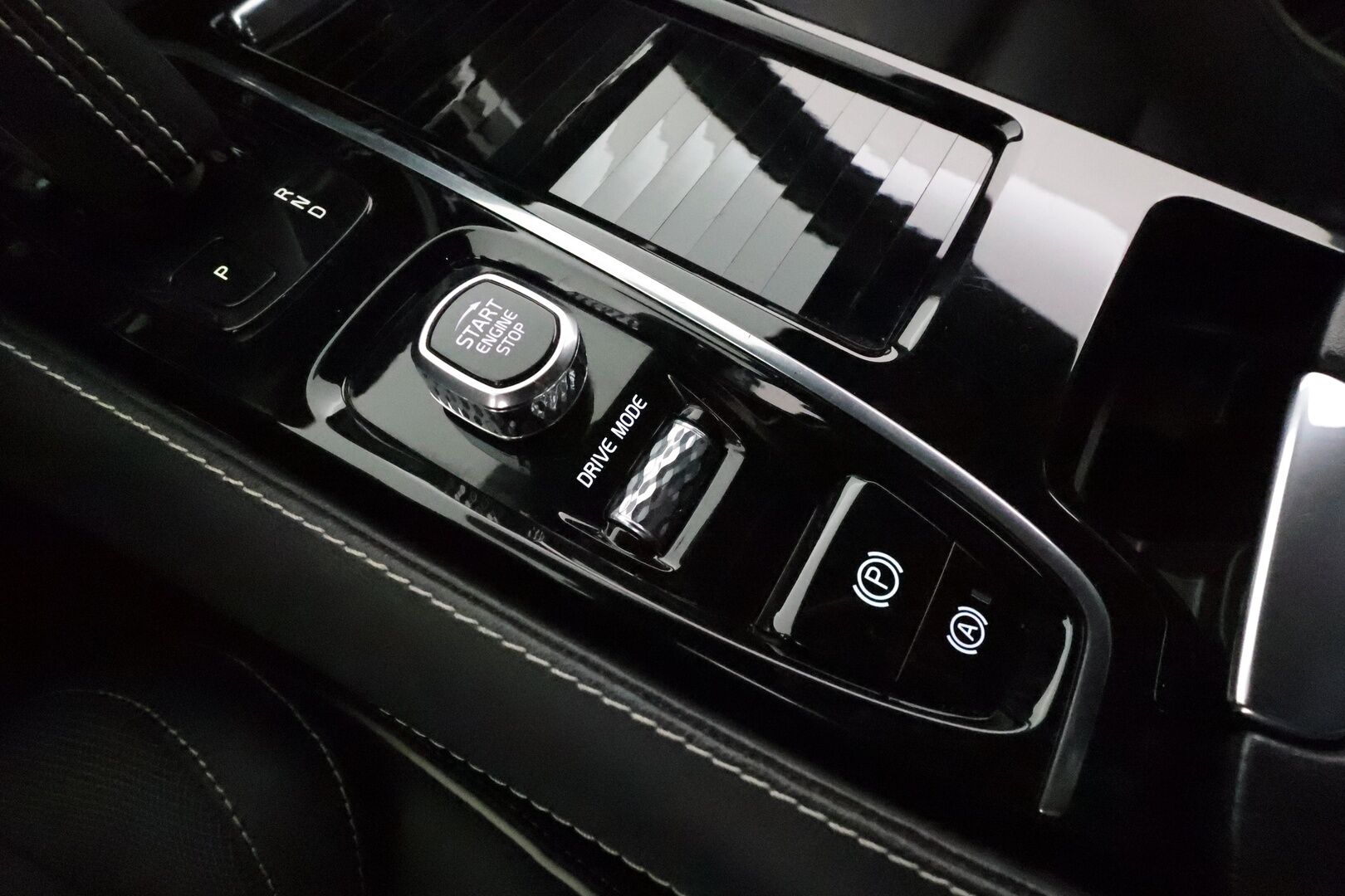 Volvo V60 2021 T6 TwE AWD R-Design aut **H&K / Webasto / Koukku / ACC / Full-LED / P.kamera / Sportpenkki Muistilla / Navi** - 2x Latauskaapelit / Kahdet Renkaat