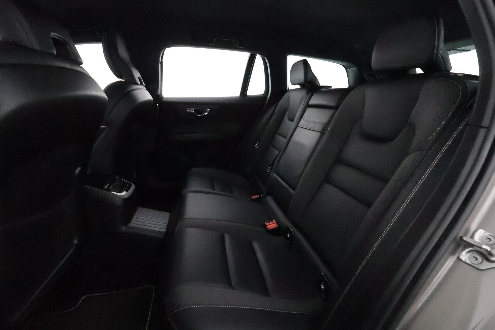 Volvo V60 2021 T6 TwE AWD R-Design aut **H&K / Webasto / Koukku / ACC / Full-LED / P.kamera / Sportpenkki Muistilla / Navi** - 2x Latauskaapelit / Kahdet Renkaat