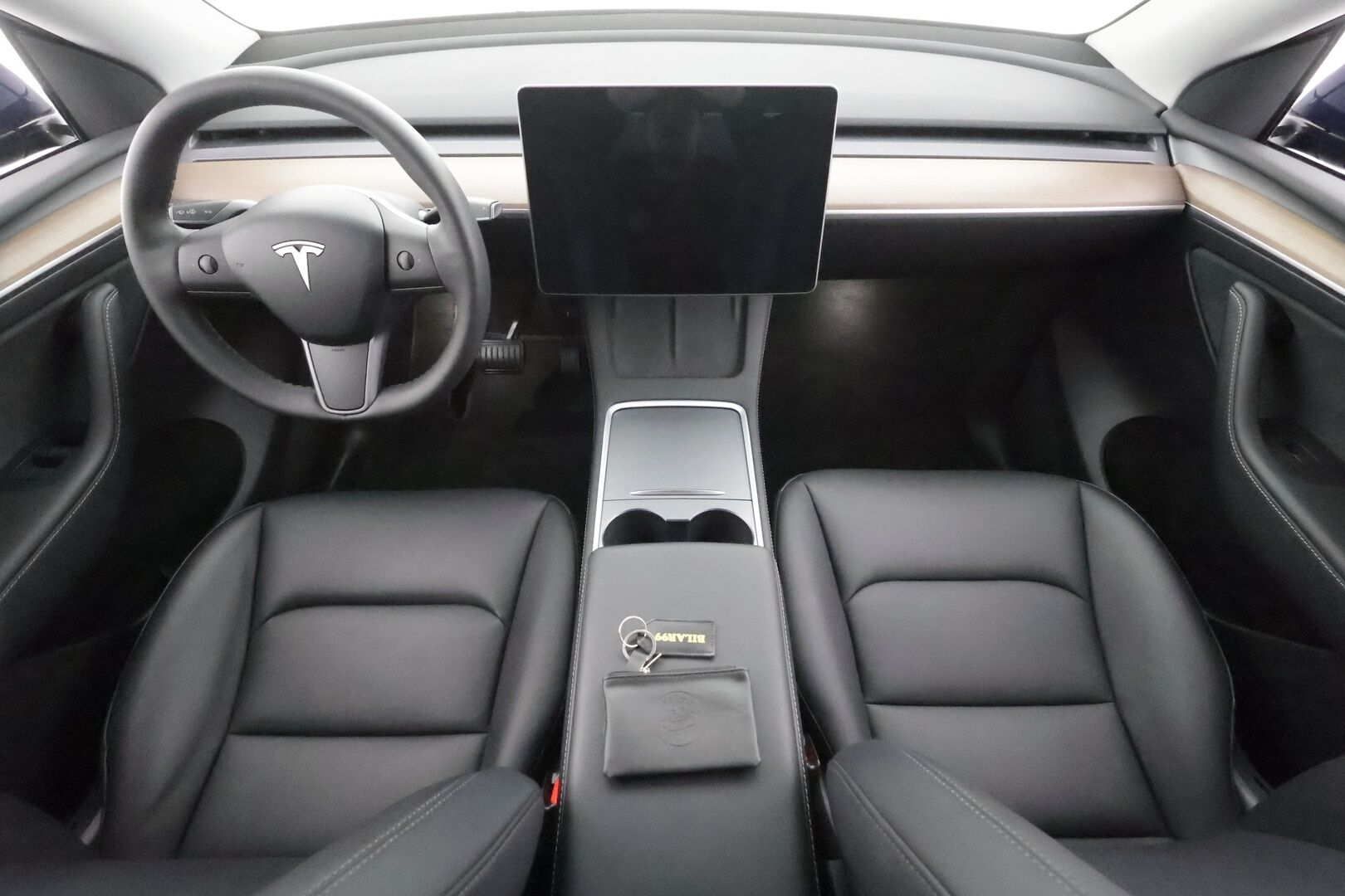 Tesla Model Y 2021 Long Range * Koukku / ILP / ACC / Lasikatto / Matrix-LED / P.Kamera / Muistipenkki / Premium Audio / Navi / Keyless * - 1-om Suomi-auto / 2x Latauskaapelit / Kahdet renkaat aluvanteilla