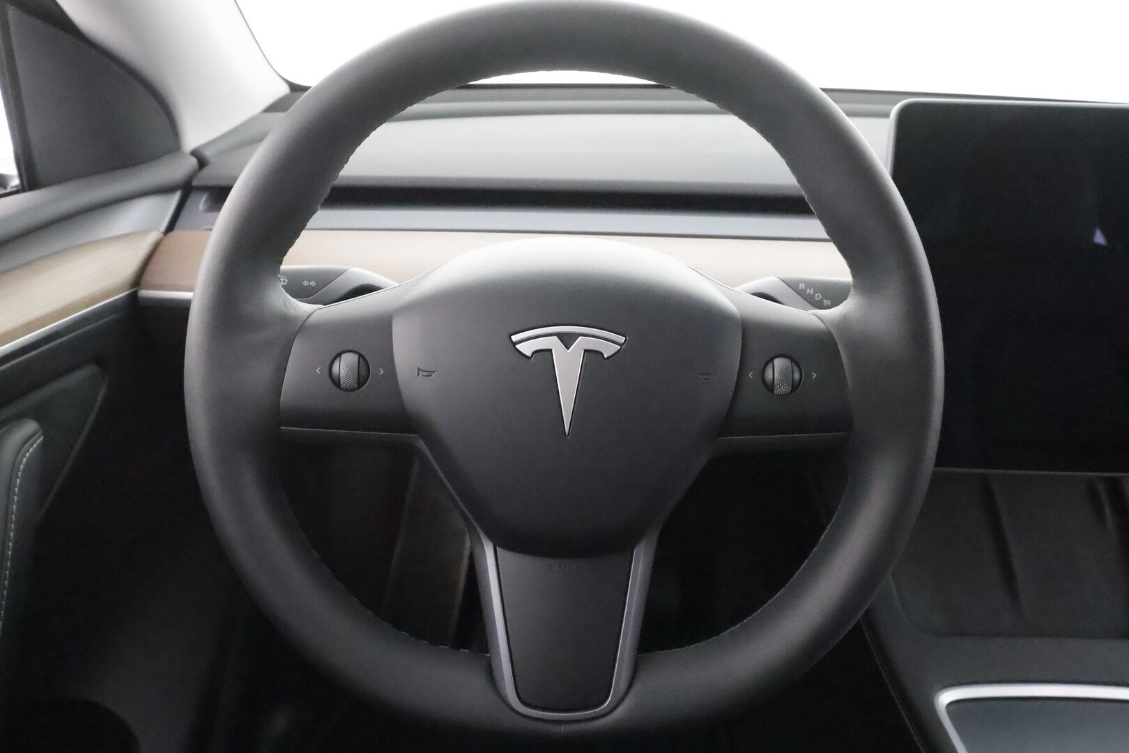 Tesla Model Y 2021 Long Range * Koukku / ILP / ACC / Lasikatto / Matrix-LED / P.Kamera / Muistipenkki / Premium Audio / Navi / Keyless * - 1-om Suomi-auto / 2x Latauskaapelit / Kahdet renkaat aluvanteilla