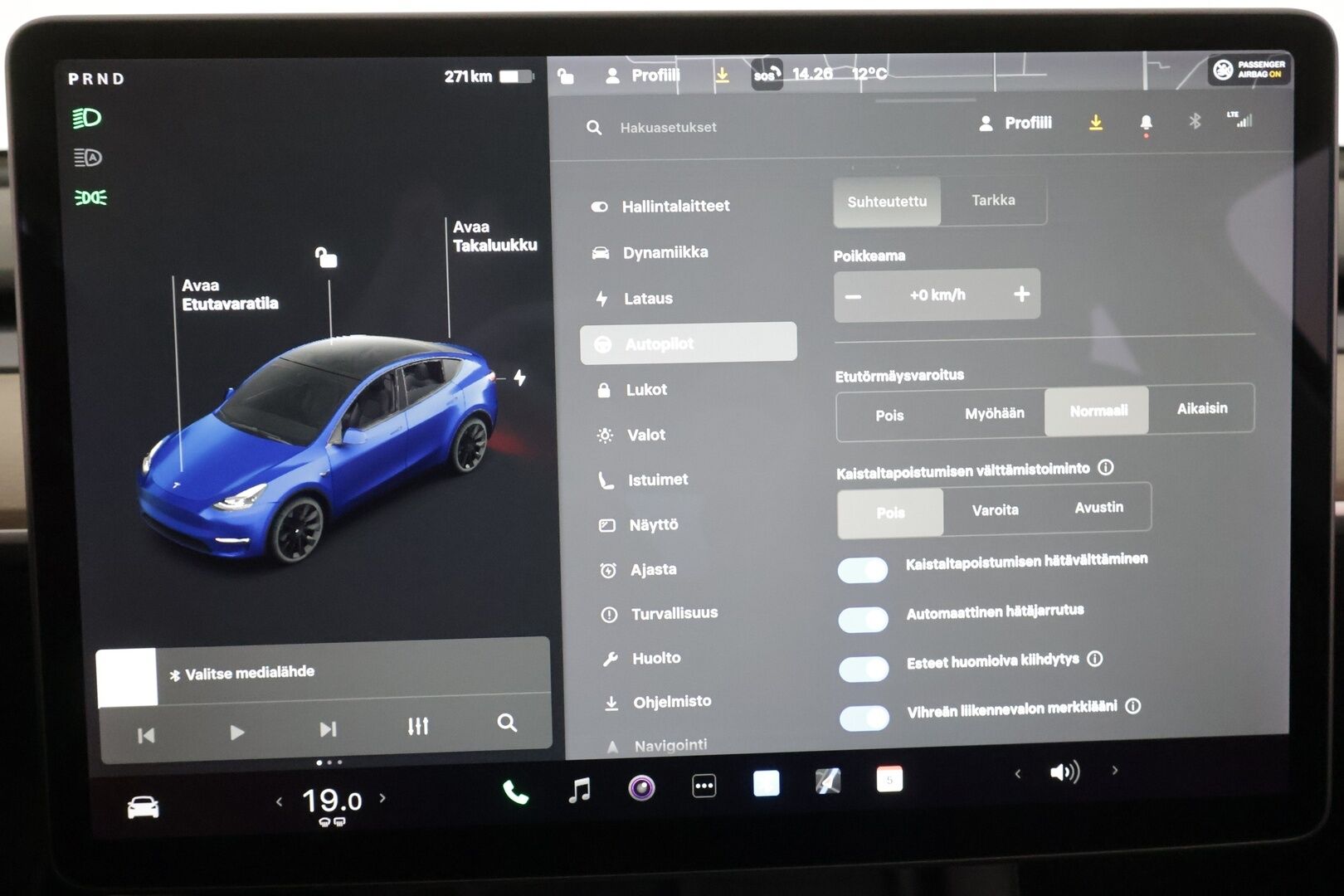 Tesla Model Y 2021 Long Range * Koukku / ILP / ACC / Lasikatto / Matrix-LED / P.Kamera / Muistipenkki / Premium Audio / Navi / Keyless * - 1-om Suomi-auto / 2x Latauskaapelit / Kahdet renkaat aluvanteilla