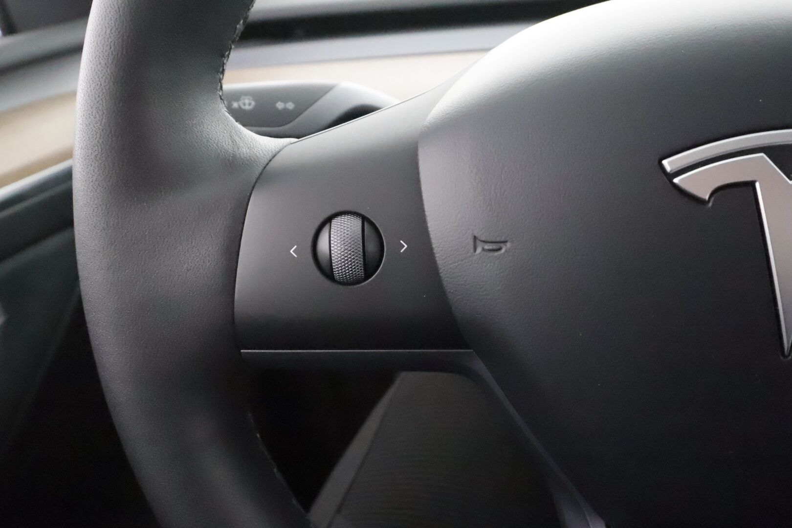 Tesla Model Y 2021 Long Range * Koukku / ILP / ACC / Lasikatto / Matrix-LED / P.Kamera / Muistipenkki / Premium Audio / Navi / Keyless * - 1-om Suomi-auto / 2x Latauskaapelit / Kahdet renkaat aluvanteilla