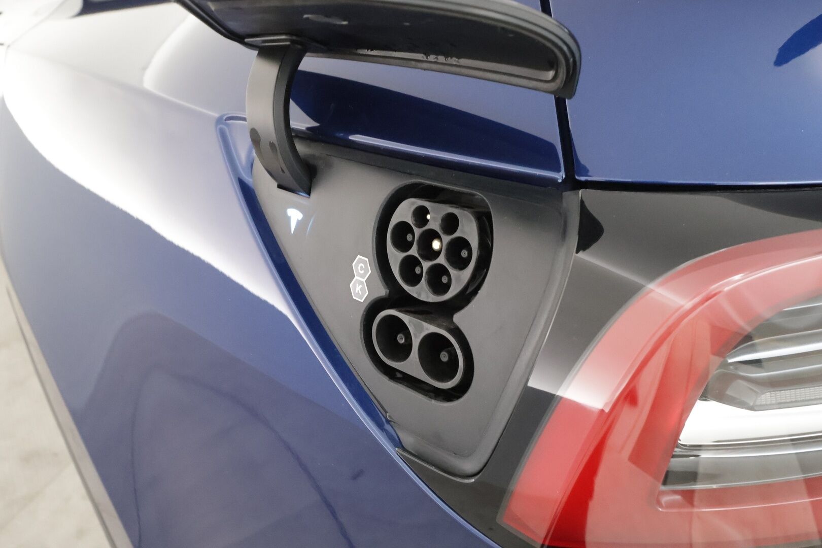 Tesla Model Y 2021 Long Range * Koukku / ILP / ACC / Lasikatto / Matrix-LED / P.Kamera / Muistipenkki / Premium Audio / Navi / Keyless * - 1-om Suomi-auto / 2x Latauskaapelit / Kahdet renkaat aluvanteilla