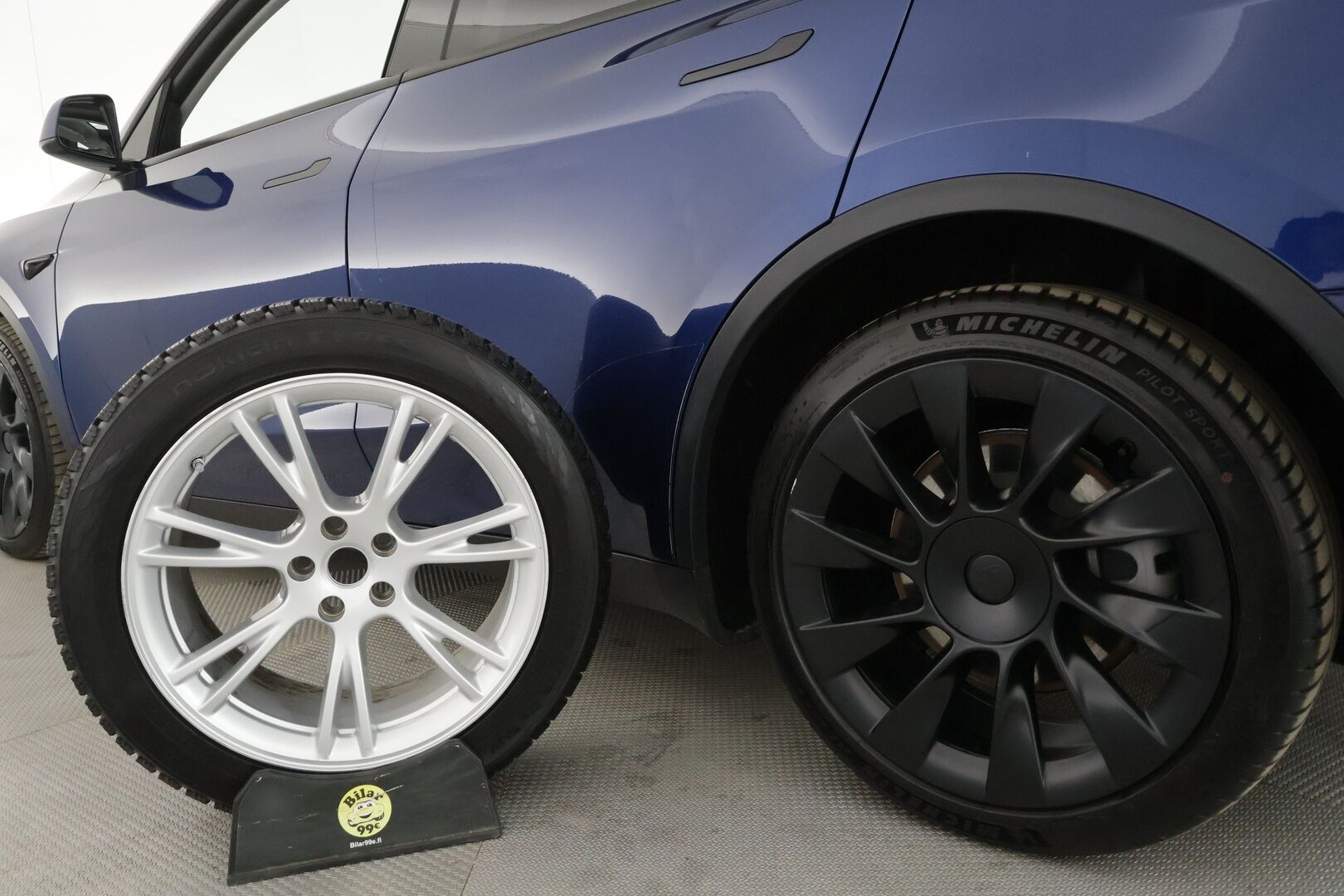 Tesla Model Y 2021 Long Range * Koukku / ILP / ACC / Lasikatto / Matrix-LED / P.Kamera / Muistipenkki / Premium Audio / Navi / Keyless * - 1-om Suomi-auto / 2x Latauskaapelit / Kahdet renkaat aluvanteilla
