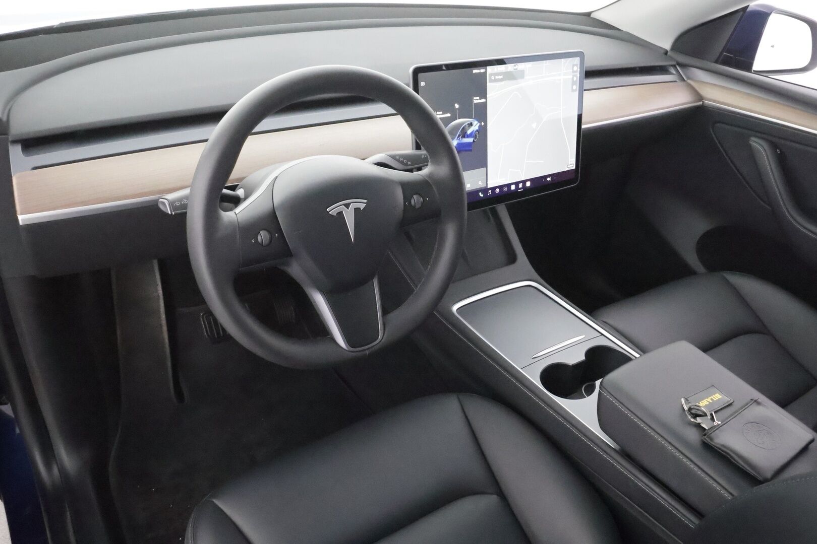 Tesla Model Y 2021 Long Range * Koukku / ILP / ACC / Lasikatto / Matrix-LED / P.Kamera / Muistipenkki / Premium Audio / Navi / Keyless * - 1-om Suomi-auto / 2x Latauskaapelit / Kahdet renkaat aluvanteilla