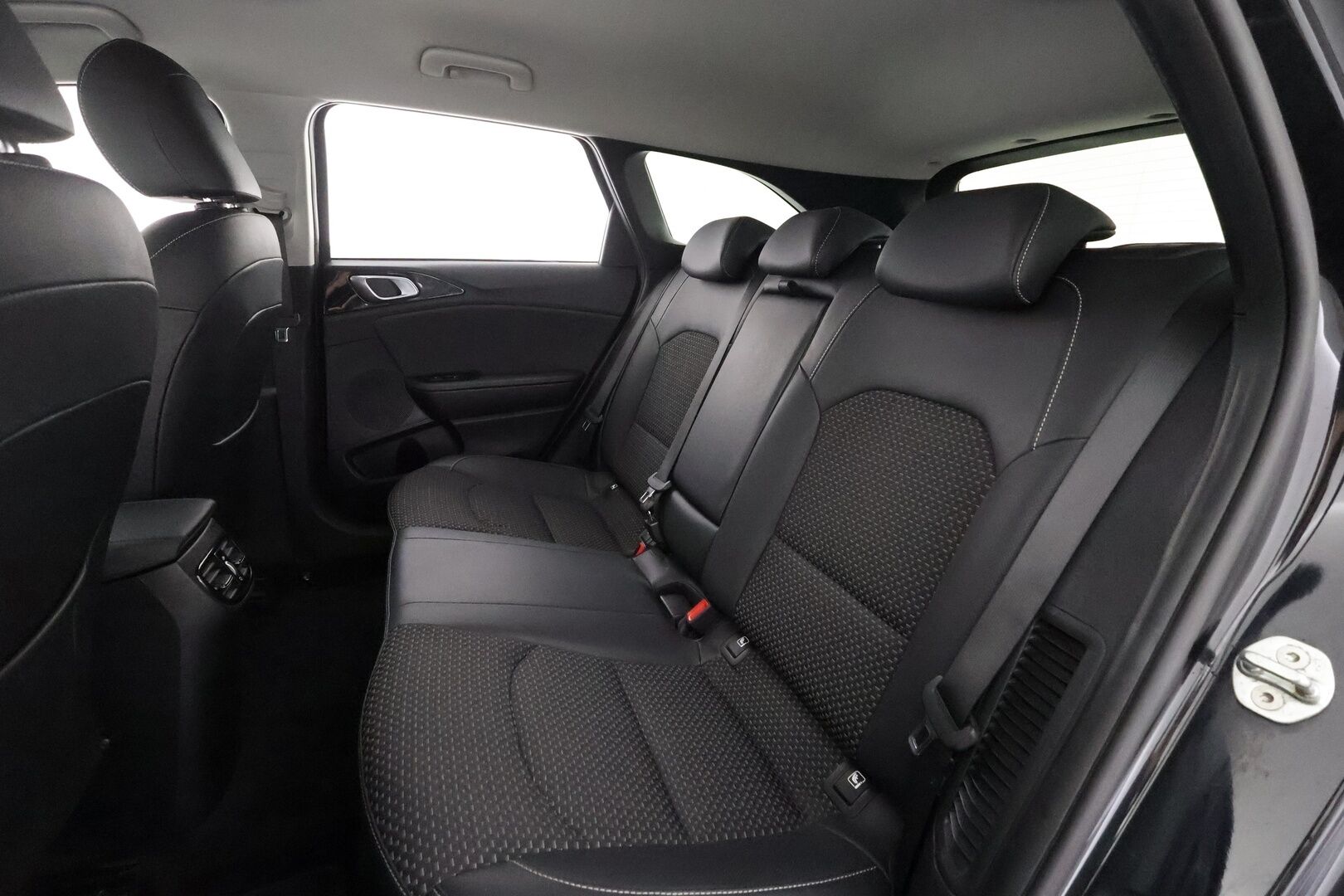 Kia Ceed 2020 1,6 GDI Plug-In Hybrid Business Premium SW DCT - | ACC | LED | Puolinahat | P.Kamera | Ratinlämmitys | Navi | Keyless | Apple&Android | Kahdet Renkaat |