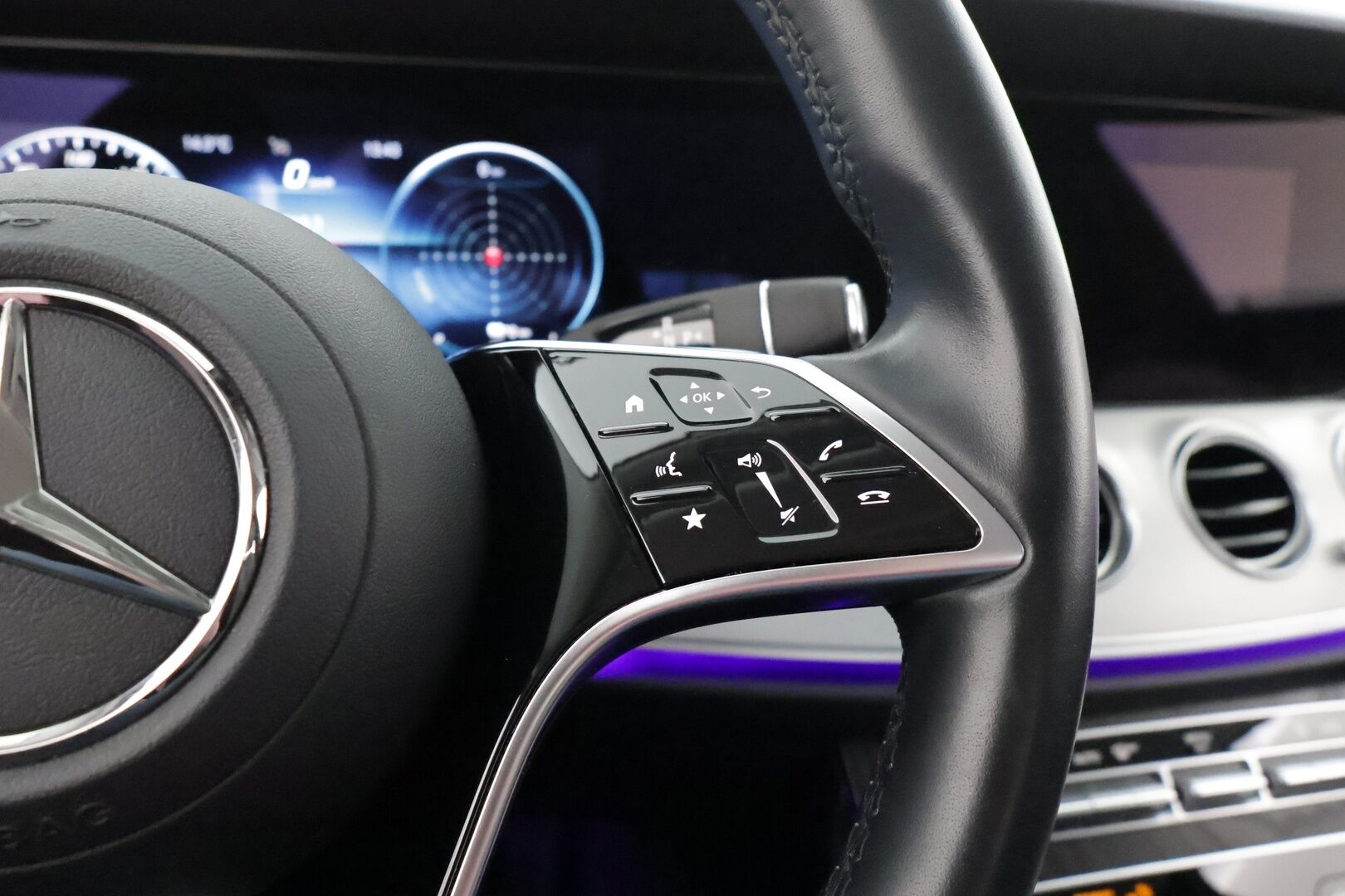 Mercedes-Benz E 2022 300 e 4MATIC A Business Avantgarde - 3,99 % KORKOTARJOUS TÄHÄN AUTOON - Suomi-auto / Vakkari / P-kamera / Puolinahka Sporttipenkit / Apple&Android / LED-valot / 2x renkaat 