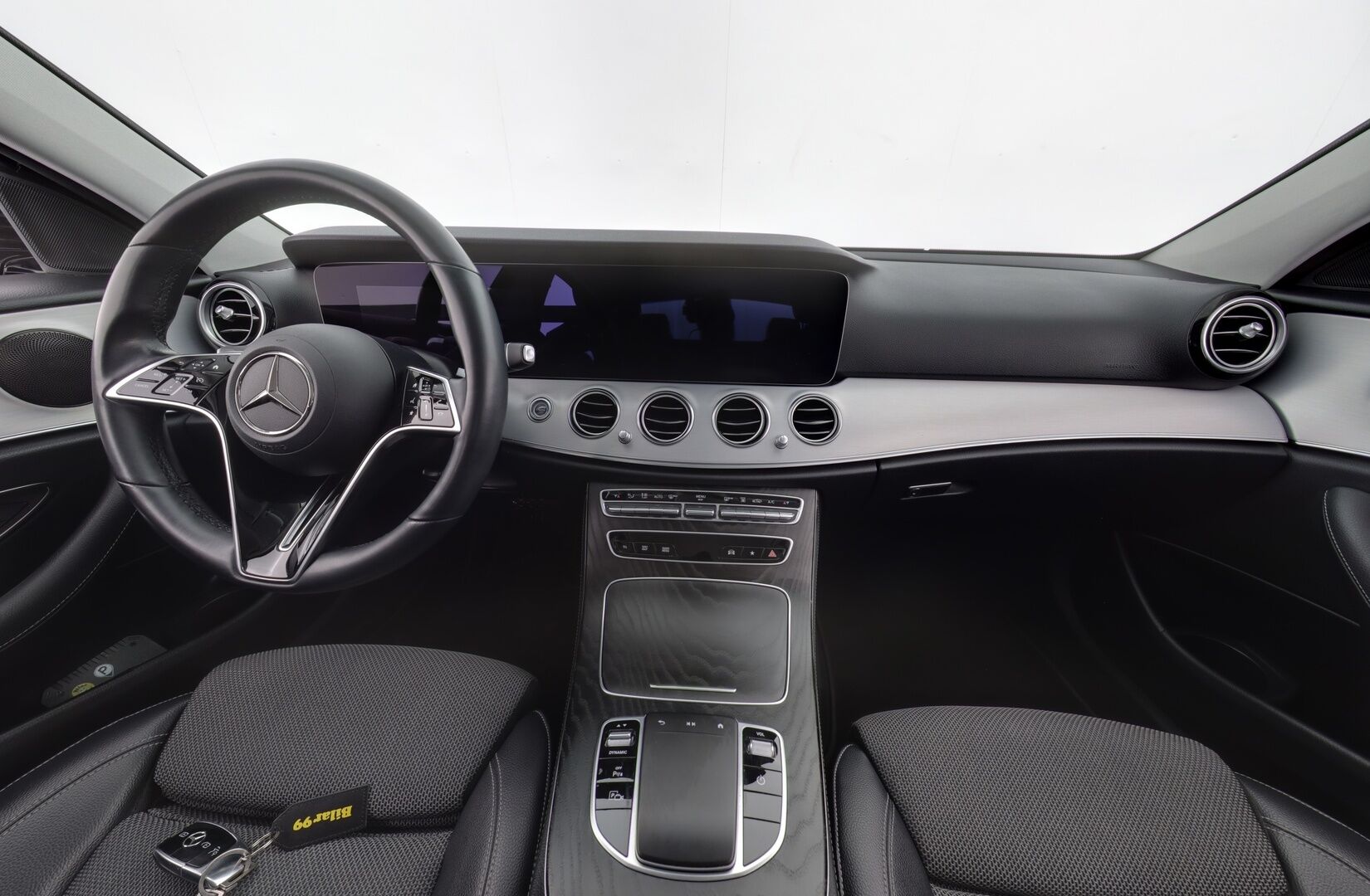 Mercedes-Benz E 2022 300 e 4MATIC A Business Avantgarde - 3,99 % KORKOTARJOUS TÄHÄN AUTOON - Suomi-auto / Vakkari / P-kamera / Puolinahka Sporttipenkit / Apple&Android / LED-valot / 2x renkaat 