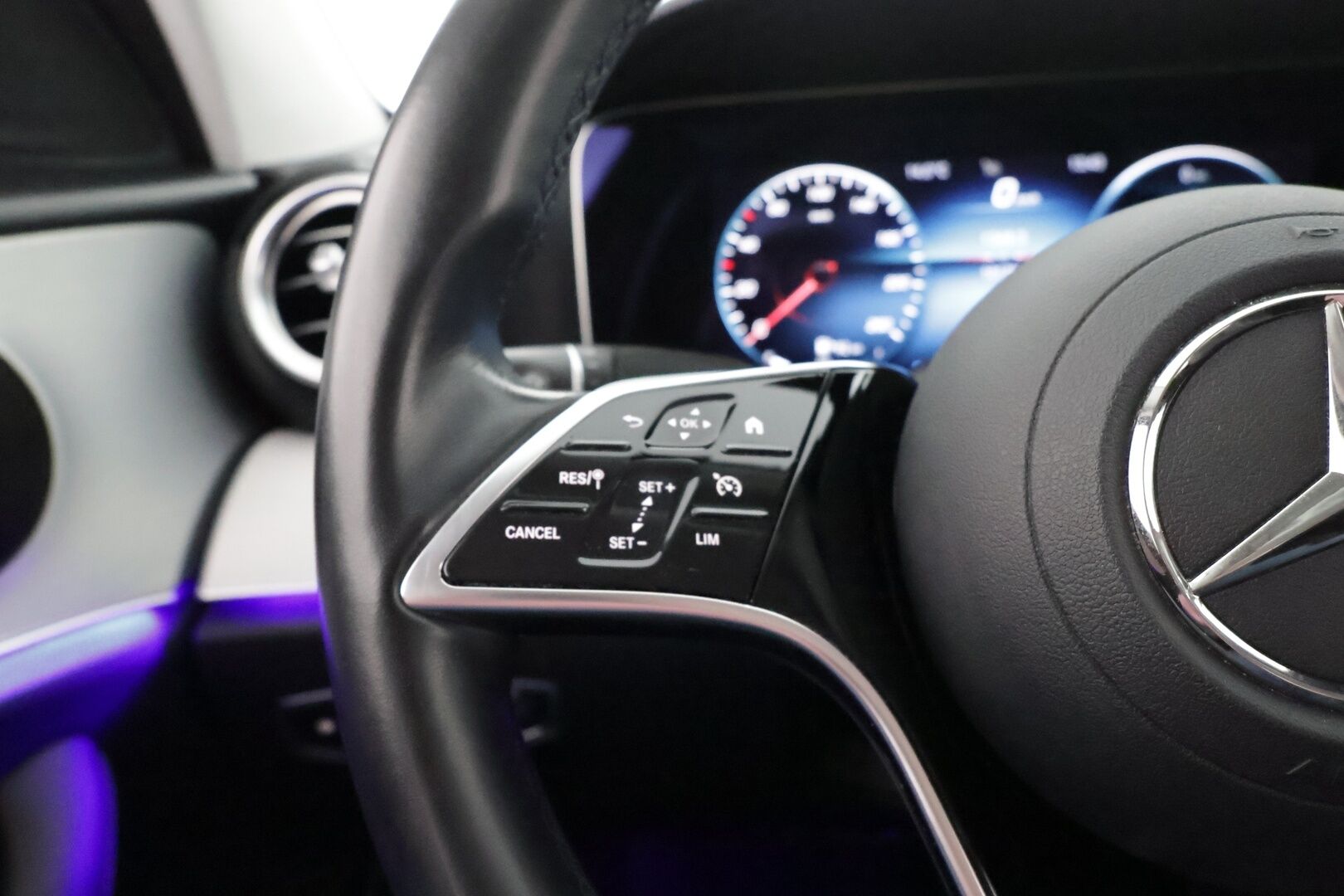 Mercedes-Benz E 2022 300 e 4MATIC A Business Avantgarde - 3,99 % KORKOTARJOUS TÄHÄN AUTOON - Suomi-auto / Vakkari / P-kamera / Puolinahka Sporttipenkit / Apple&Android / LED-valot / 2x renkaat 