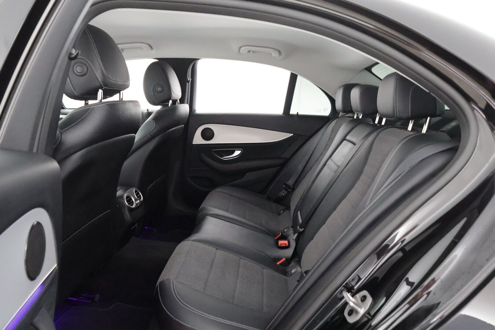 Mercedes-Benz E 2022 300 e 4MATIC A Business Avantgarde - 3,99 % KORKOTARJOUS TÄHÄN AUTOON - Suomi-auto / Vakkari / P-kamera / Puolinahka Sporttipenkit / Apple&Android / LED-valot / 2x renkaat 