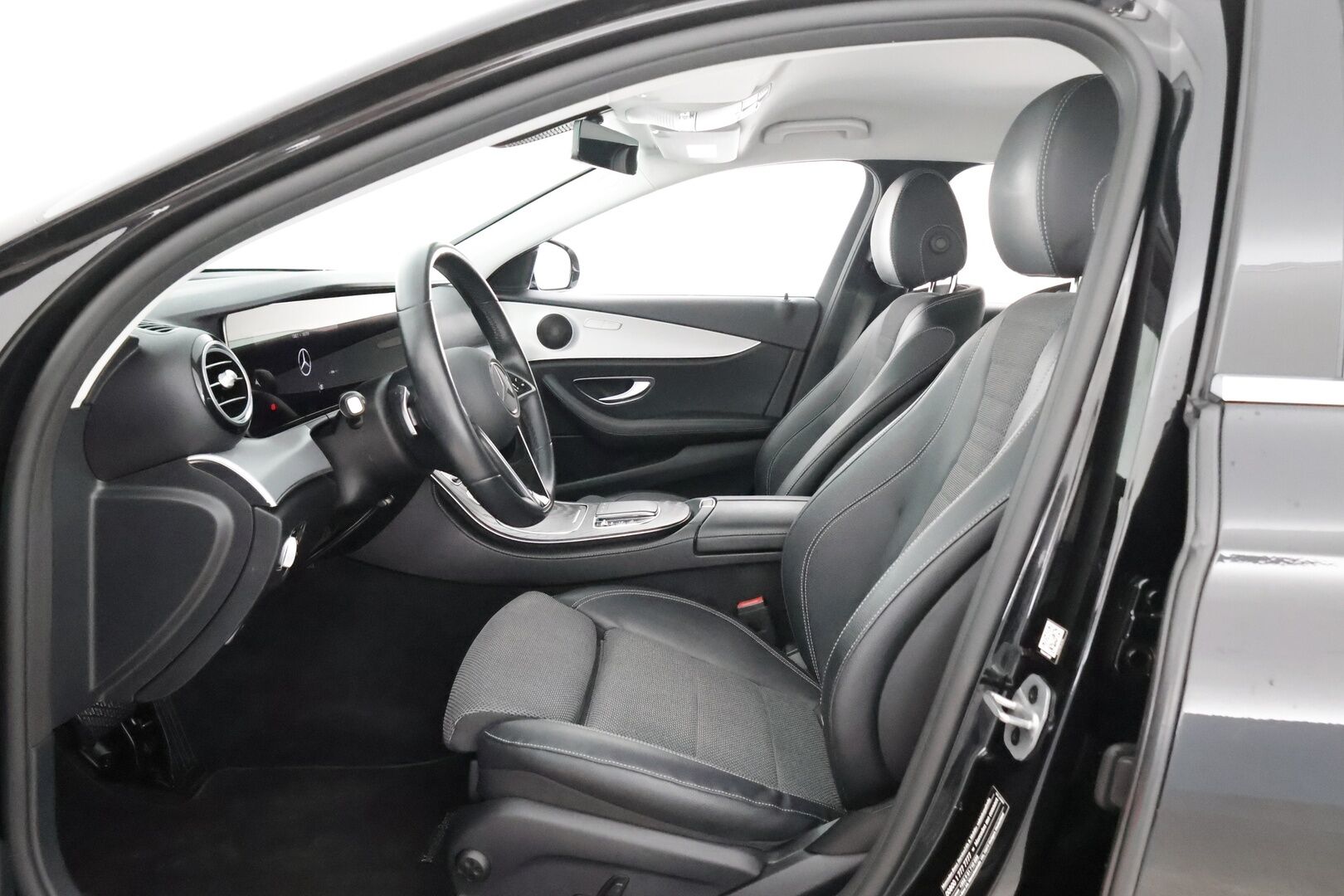 Mercedes-Benz E 2022 300 e 4MATIC A Business Avantgarde - 3,99 % KORKOTARJOUS TÄHÄN AUTOON - Suomi-auto / Vakkari / P-kamera / Puolinahka Sporttipenkit / Apple&Android / LED-valot / 2x renkaat 