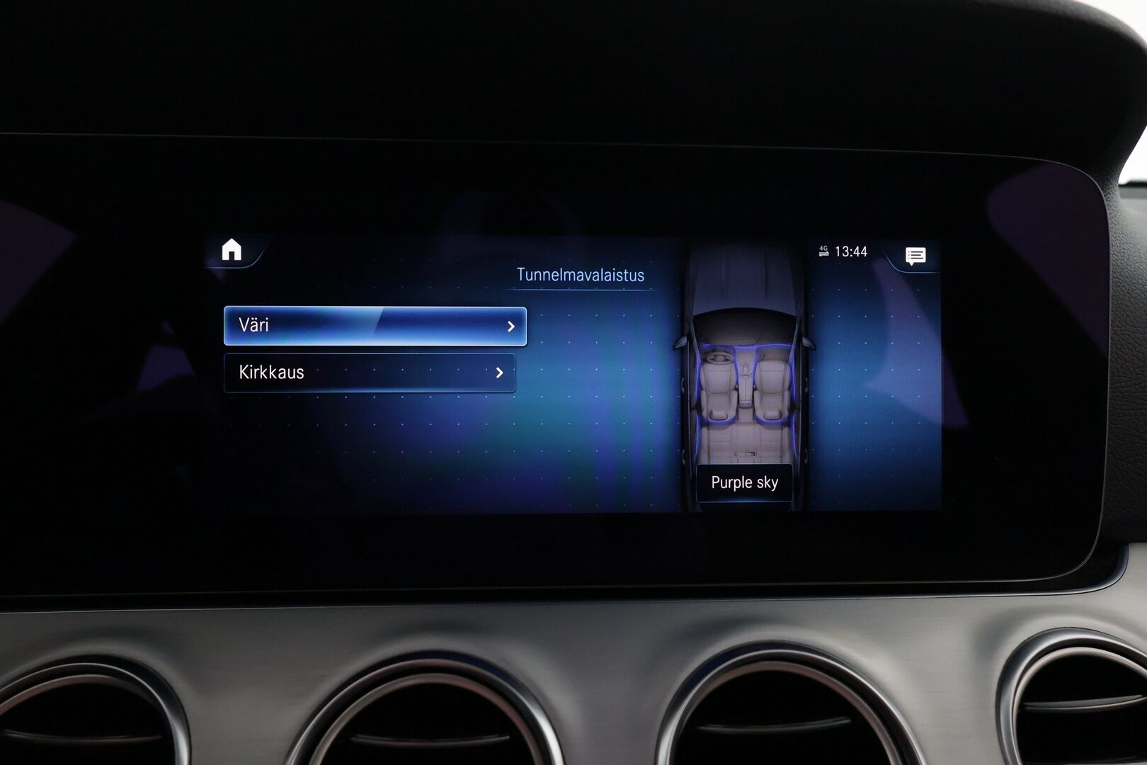 Mercedes-Benz E 2022 300 e 4MATIC A Business Avantgarde - 3,99 % KORKOTARJOUS TÄHÄN AUTOON - Suomi-auto / Vakkari / P-kamera / Puolinahka Sporttipenkit / Apple&Android / LED-valot / 2x renkaat 