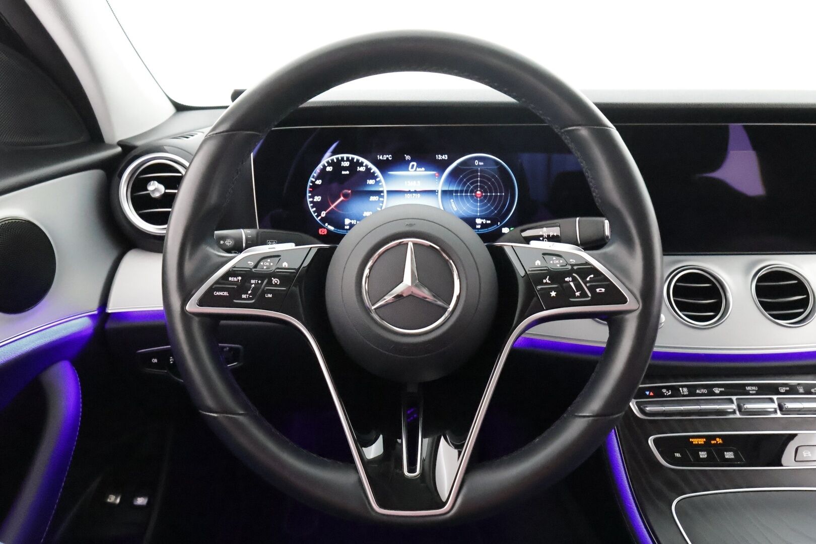 Mercedes-Benz E 2022 300 e 4MATIC A Business Avantgarde - 3,99 % KORKOTARJOUS TÄHÄN AUTOON - Suomi-auto / Vakkari / P-kamera / Puolinahka Sporttipenkit / Apple&Android / LED-valot / 2x renkaat 