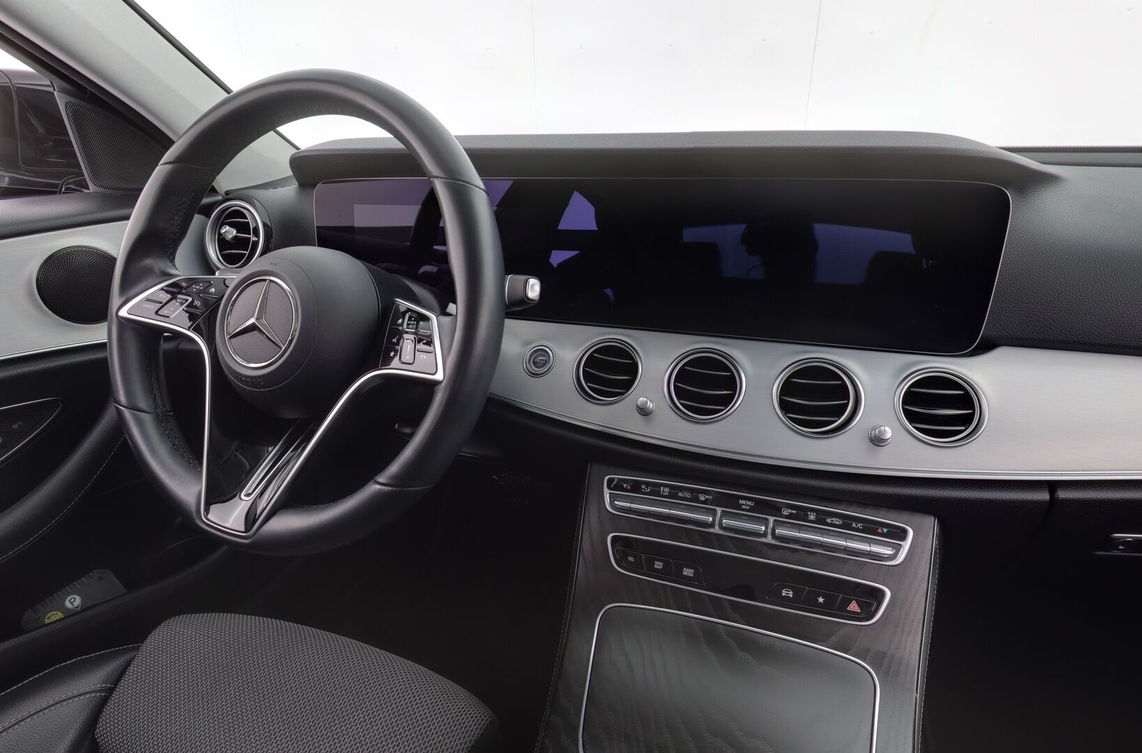 Mercedes-Benz E 2022 300 e 4MATIC A Business Avantgarde - 3,99 % KORKOTARJOUS TÄHÄN AUTOON - Suomi-auto / Vakkari / P-kamera / Puolinahka Sporttipenkit / Apple&Android / LED-valot / 2x renkaat 
