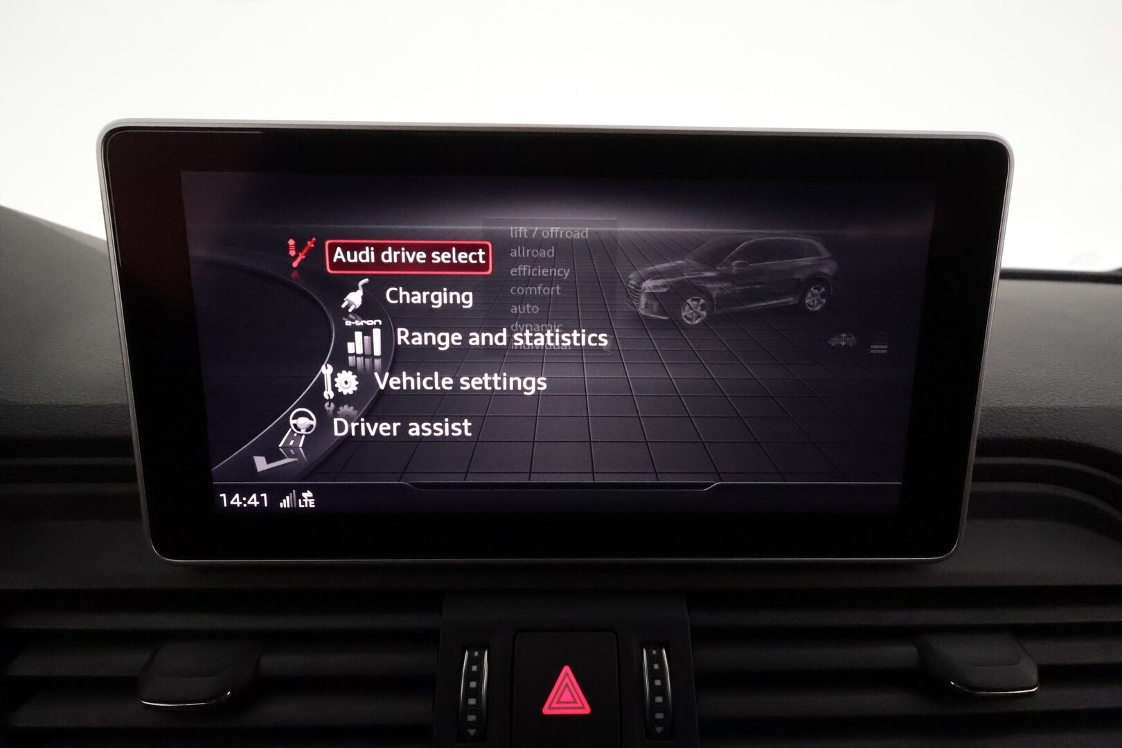 Audi Q5 2019 55 TFSI e quattro S tronic S-LINE **Adapt.vakkari / HUD / Koukku / Timanttinahat / Sähköpenkit / Matrix LED** - Kahdet renkaat aluvanteilla / Digimittaristo / P.kamera / Penkinlämmittimet takana / Ilma-alusta