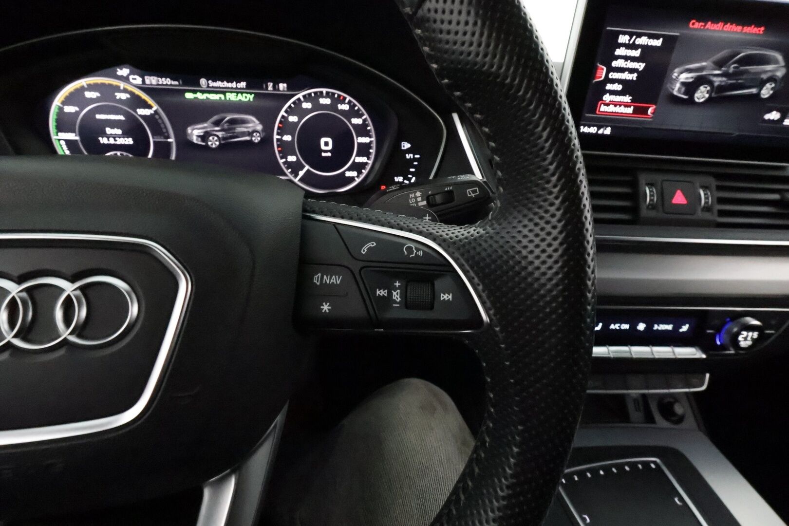 Audi Q5 2019 55 TFSI e quattro S tronic S-LINE **Adapt.vakkari / HUD / Koukku / Timanttinahat / Sähköpenkit / Matrix LED** - Kahdet renkaat aluvanteilla / Digimittaristo / P.kamera / Penkinlämmittimet takana / Ilma-alusta