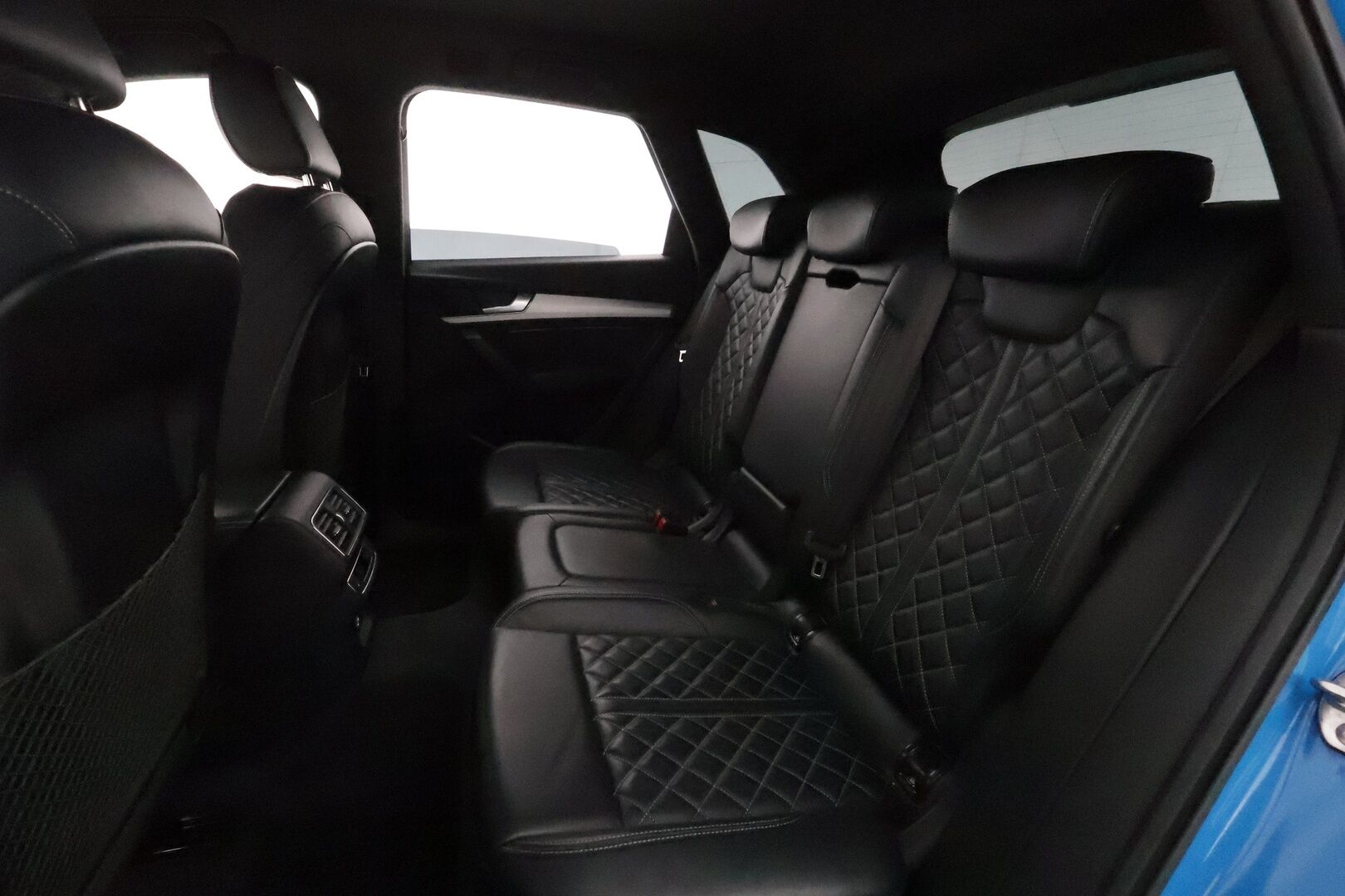 Audi Q5 2019 55 TFSI e quattro S tronic S-LINE **Adapt.vakkari / HUD / Koukku / Timanttinahat / Sähköpenkit / Matrix LED** - Kahdet renkaat aluvanteilla / Digimittaristo / P.kamera / Penkinlämmittimet takana / Ilma-alusta