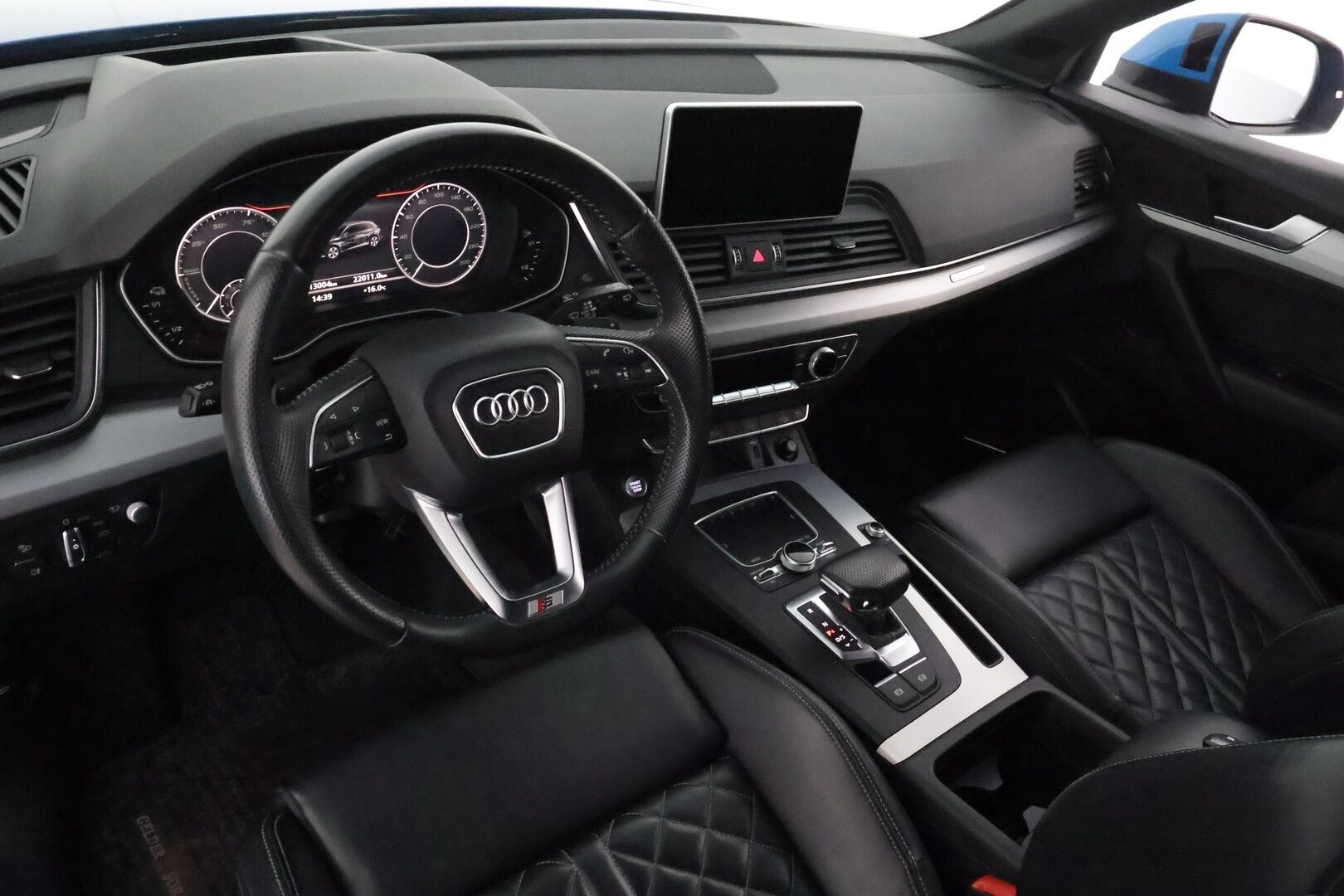 Audi Q5 2019 55 TFSI e quattro S tronic S-LINE **Adapt.vakkari / HUD / Koukku / Timanttinahat / Sähköpenkit / Matrix LED** - Kahdet renkaat aluvanteilla / Digimittaristo / P.kamera / Penkinlämmittimet takana / Ilma-alusta