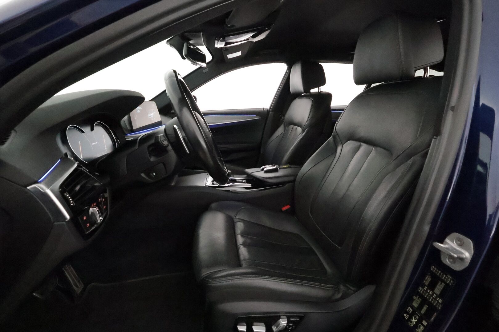 BMW 540 2017 G31 Touring 540d A xDrive Business **Adapt.vakkari / HUD / Hierovat penkit muistilla / Adapt.LED / Koukku / P.kamera / Comfort Access** - 3,99 % KORKOTARJOUS TÄHÄN AUTOON - Kahdet renkaat aluvanteilla / H&K / Sporttipenkit ilmastoinnilla / Digimittaristo 