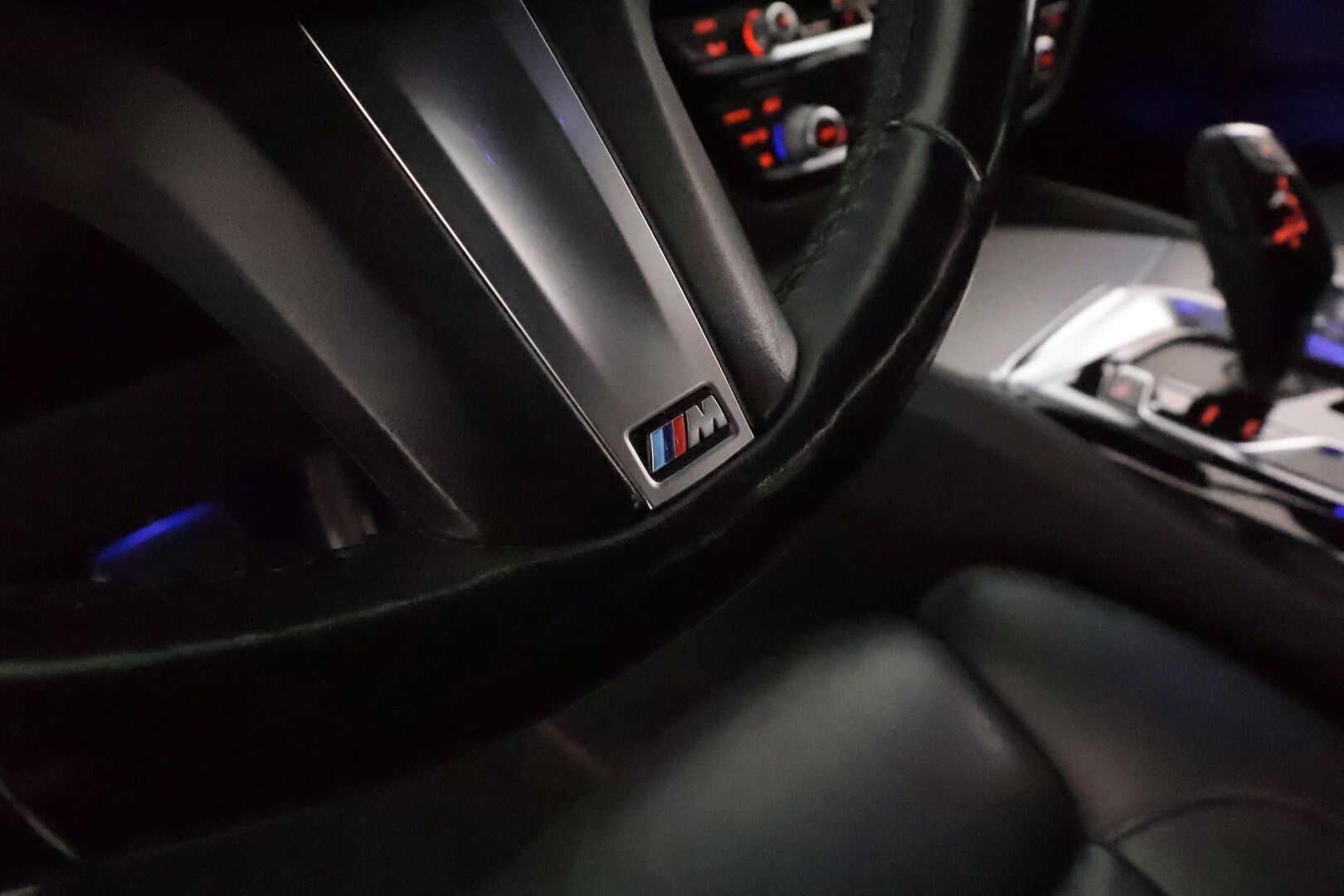 BMW 540 2017 G31 Touring 540d A xDrive Business **Adapt.vakkari / HUD / Hierovat penkit muistilla / Adapt.LED / Koukku / P.kamera / Comfort Access** - 3,99 % KORKOTARJOUS TÄHÄN AUTOON - Kahdet renkaat aluvanteilla / H&K / Sporttipenkit ilmastoinnilla / Digimittaristo 
