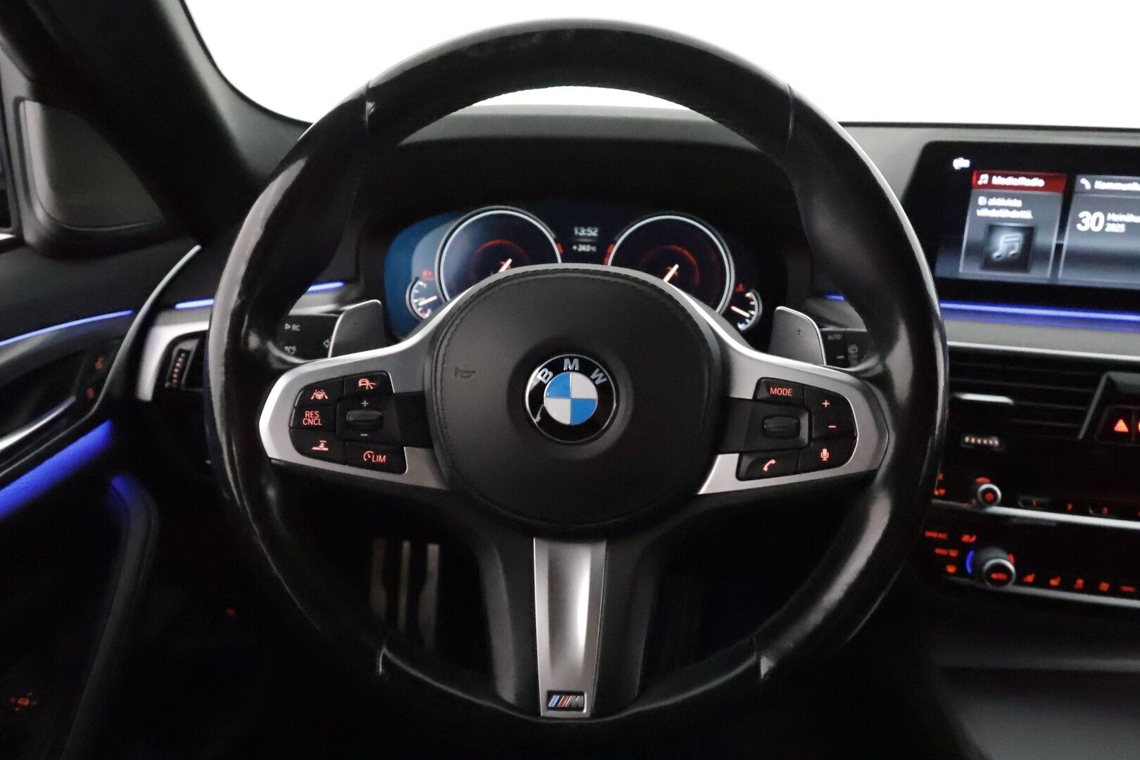 BMW 540 2017 G31 Touring 540d A xDrive Business **Adapt.vakkari / HUD / Hierovat penkit muistilla / Adapt.LED / Koukku / P.kamera / Comfort Access** - 3,99 % KORKOTARJOUS TÄHÄN AUTOON - Kahdet renkaat aluvanteilla / H&K / Sporttipenkit ilmastoinnilla / Digimittaristo 