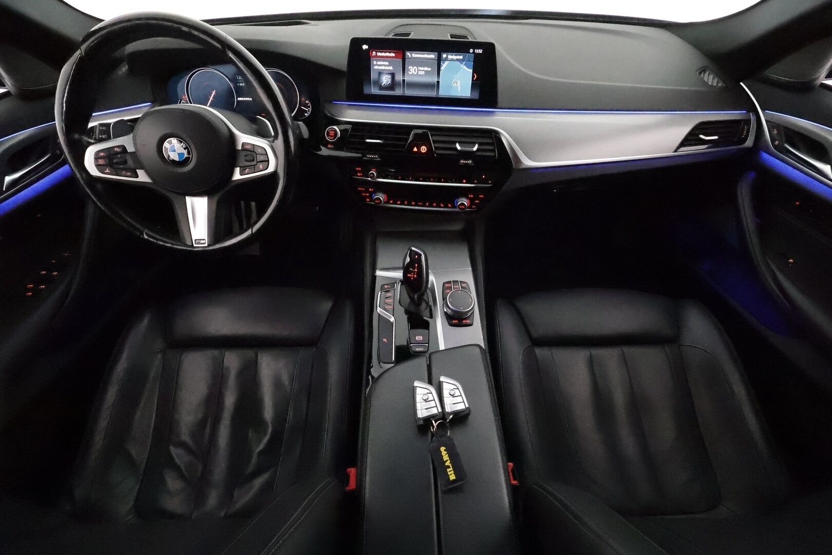BMW 540 2017 G31 Touring 540d A xDrive Business **Adapt.vakkari / HUD / Hierovat penkit muistilla / Adapt.LED / Koukku / P.kamera / Comfort Access** - 3,99 % KORKOTARJOUS TÄHÄN AUTOON - Kahdet renkaat aluvanteilla / H&K / Sporttipenkit ilmastoinnilla / Digimittaristo 