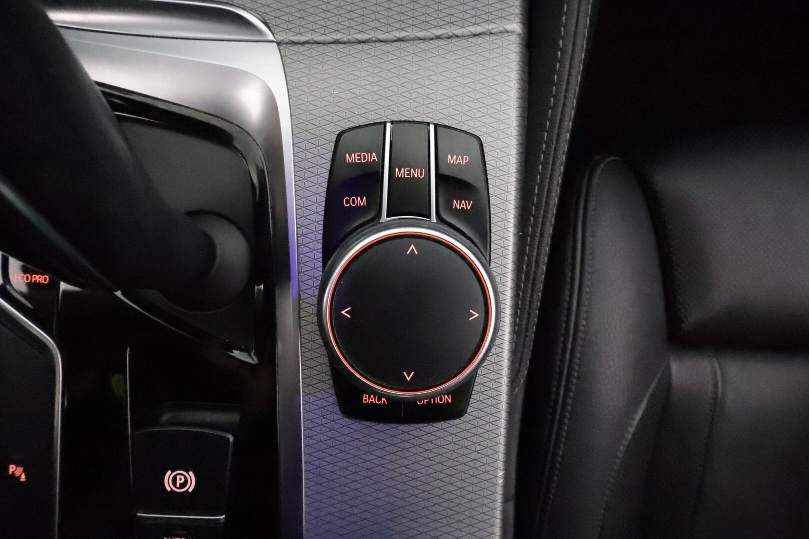 BMW 540 2017 G31 Touring 540d A xDrive Business **Adapt.vakkari / HUD / Hierovat penkit muistilla / Adapt.LED / Koukku / P.kamera / Comfort Access** - 3,99 % KORKOTARJOUS TÄHÄN AUTOON - Kahdet renkaat aluvanteilla / H&K / Sporttipenkit ilmastoinnilla / Digimittaristo 