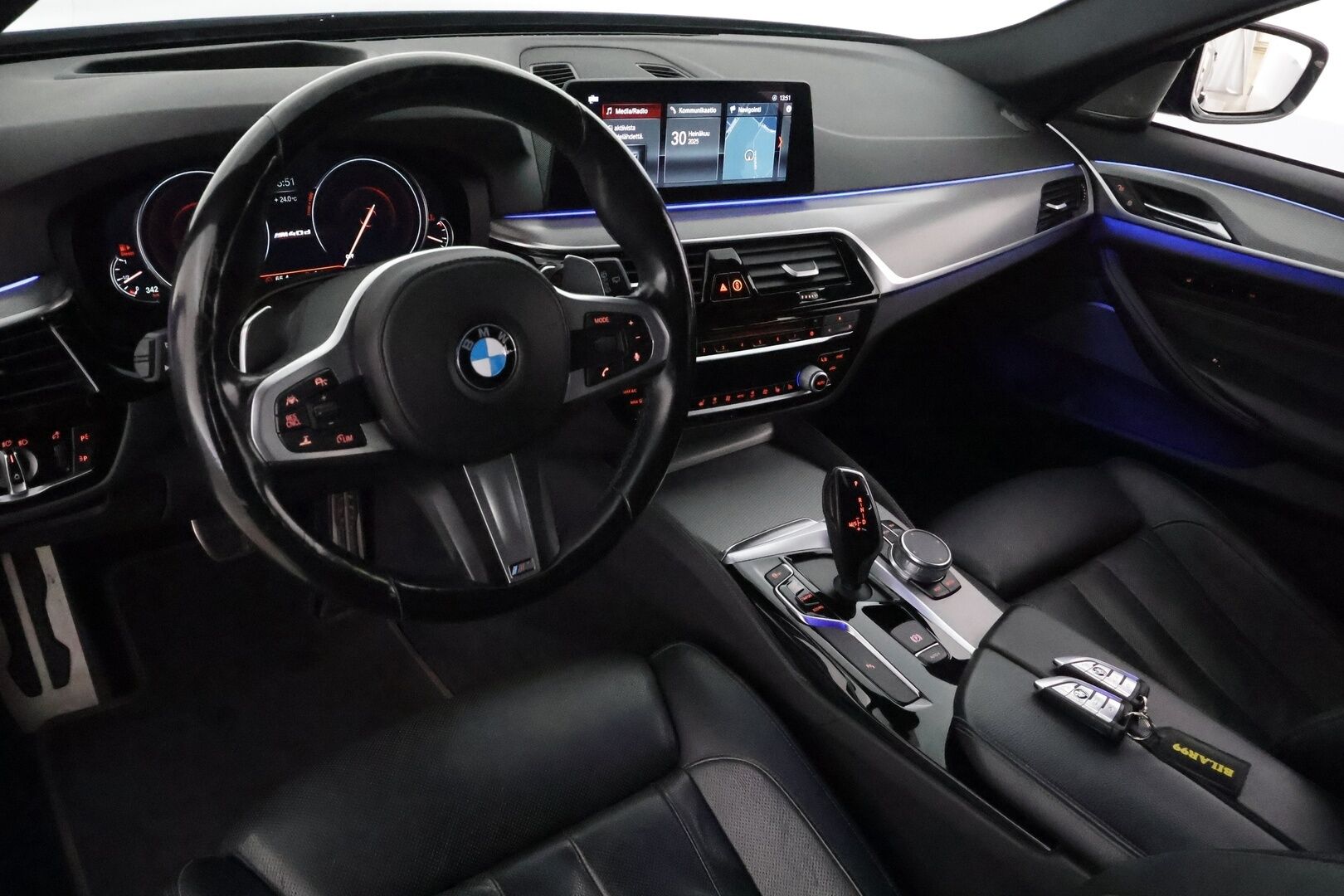 BMW 540 2017 G31 Touring 540d A xDrive Business **Adapt.vakkari / HUD / Hierovat penkit muistilla / Adapt.LED / Koukku / P.kamera / Comfort Access** - 3,99 % KORKOTARJOUS TÄHÄN AUTOON - Kahdet renkaat aluvanteilla / H&K / Sporttipenkit ilmastoinnilla / Digimittaristo 