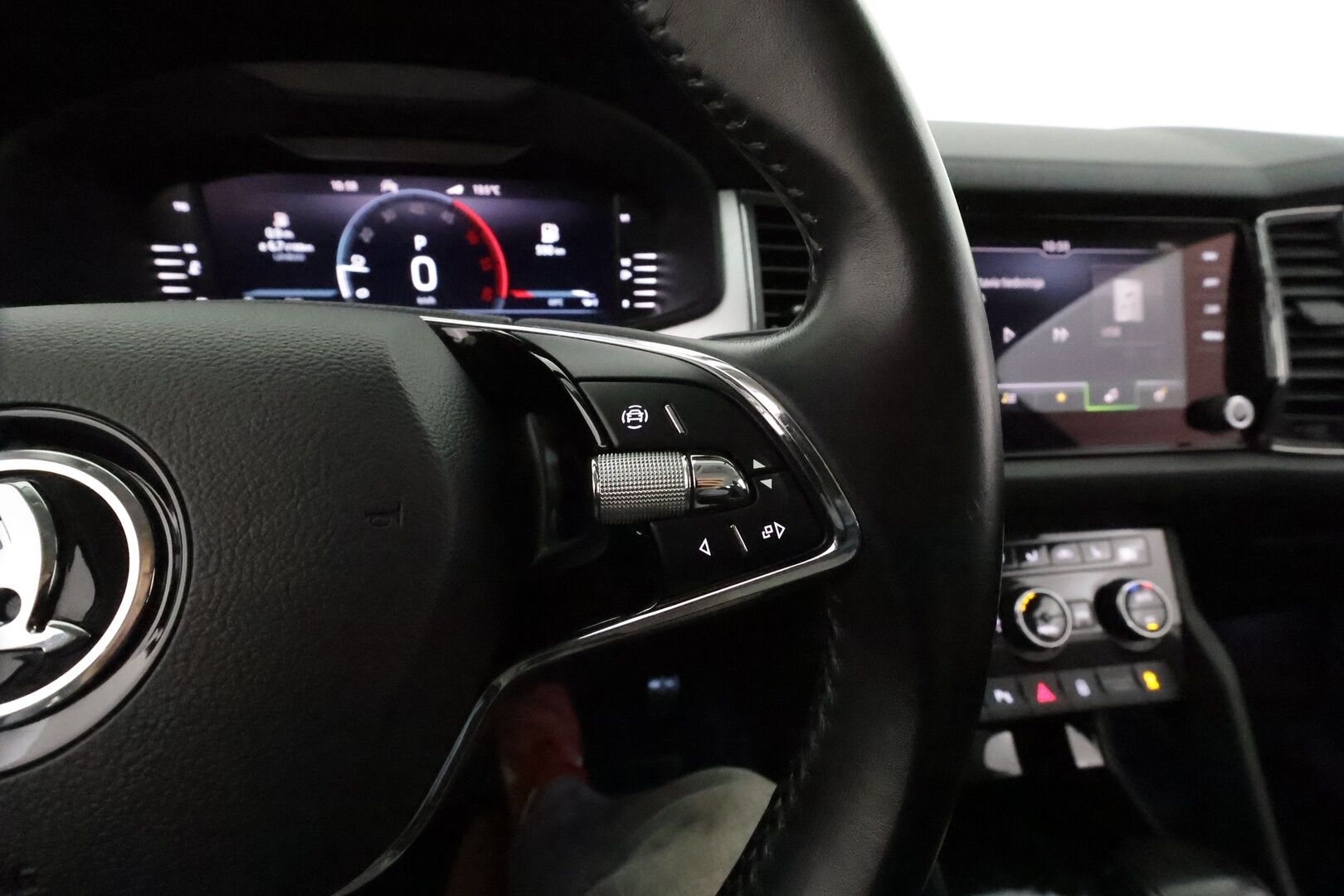 Skoda Kodiaq 2022 2.0 TDI 150 Ambition DSG Autom. **Adapt.vakkari / Webasto / P.kamera / Matrix LED / Digimittaristo / Koukku** - 1.Om Suomi-auto / Kahdet renkaat aluvanteilla / Talveksi Nokian nastat /  Ratinlämmitin / Juuri katsastettu - HULLU BLACKWEEK KORKOTARJOUS 2,49%