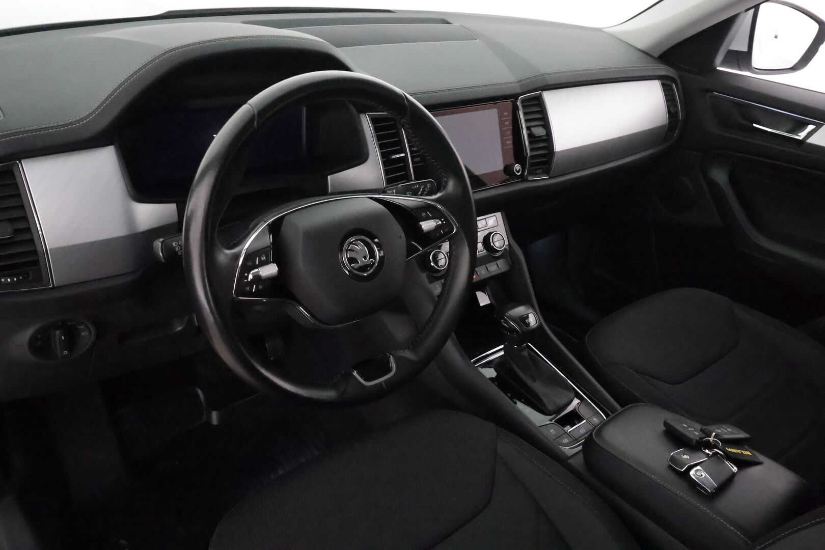 Skoda Kodiaq 2022 2.0 TDI 150 Ambition DSG Autom. **Adapt.vakkari / Webasto / P.kamera / Matrix LED / Digimittaristo / Koukku** - 1.Om Suomi-auto / Kahdet renkaat aluvanteilla / Talveksi Nokian nastat /  Ratinlämmitin / Juuri katsastettu - HULLU BLACKWEEK KORKOTARJOUS 2,49%