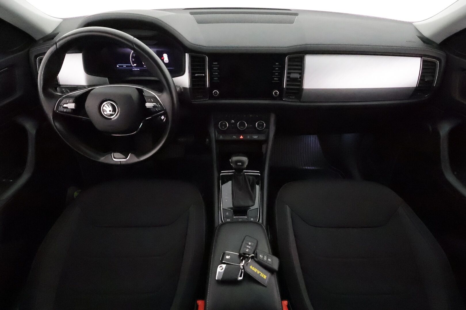 Skoda Kodiaq 2022 2.0 TDI 150 Ambition DSG Autom. **Adapt.vakkari / Webasto / P.kamera / Matrix LED / Digimittaristo / Koukku** - 1.Om Suomi-auto / Kahdet renkaat aluvanteilla / Talveksi Nokian nastat /  Ratinlämmitin / Juuri katsastettu - HULLU BLACKWEEK KORKOTARJOUS 2,49%