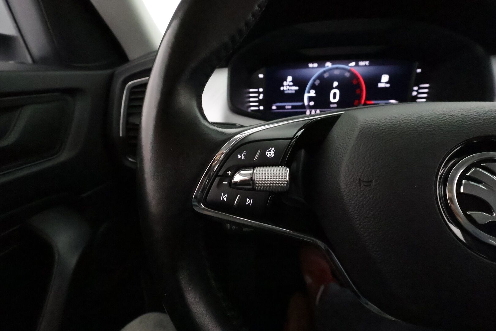 Skoda Kodiaq 2022 2.0 TDI 150 Ambition DSG Autom. **Adapt.vakkari / Webasto / P.kamera / Matrix LED / Digimittaristo / Koukku** - 1.Om Suomi-auto / Kahdet renkaat aluvanteilla / Ratin lämmitin
