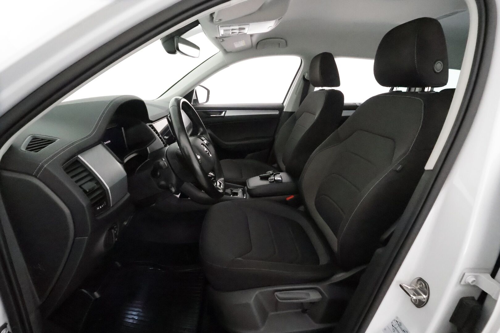 Skoda Kodiaq 2022 2.0 TDI 150 Ambition DSG Autom. **Adapt.vakkari / Webasto / P.kamera / Matrix LED / Digimittaristo / Koukku** - 1.Om Suomi-auto / Kahdet renkaat aluvanteilla / Talveksi Nokian nastat /  Ratinlämmitin / Juuri katsastettu - HULLU BLACKWEEK KORKOTARJOUS 2,49%