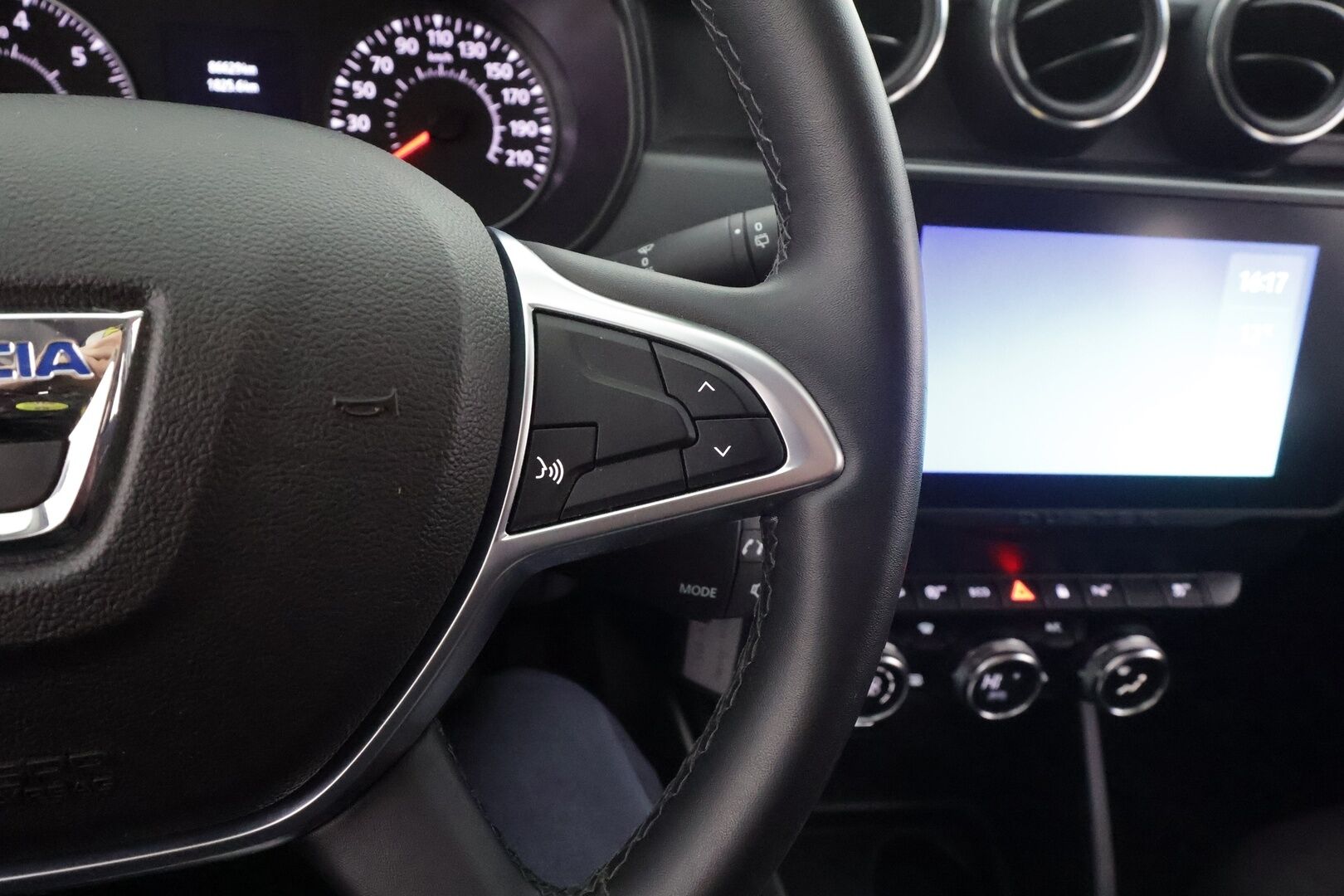 Dacia Duster 2022 Blue dCi 115 4x4 Prestige * Vakkari / P.kamera / LED-lisä / Koukku / Navi / Apple&Android * - Suomi-auto / Kahdet renkaat aluvanteilla / Merkkihuollettu