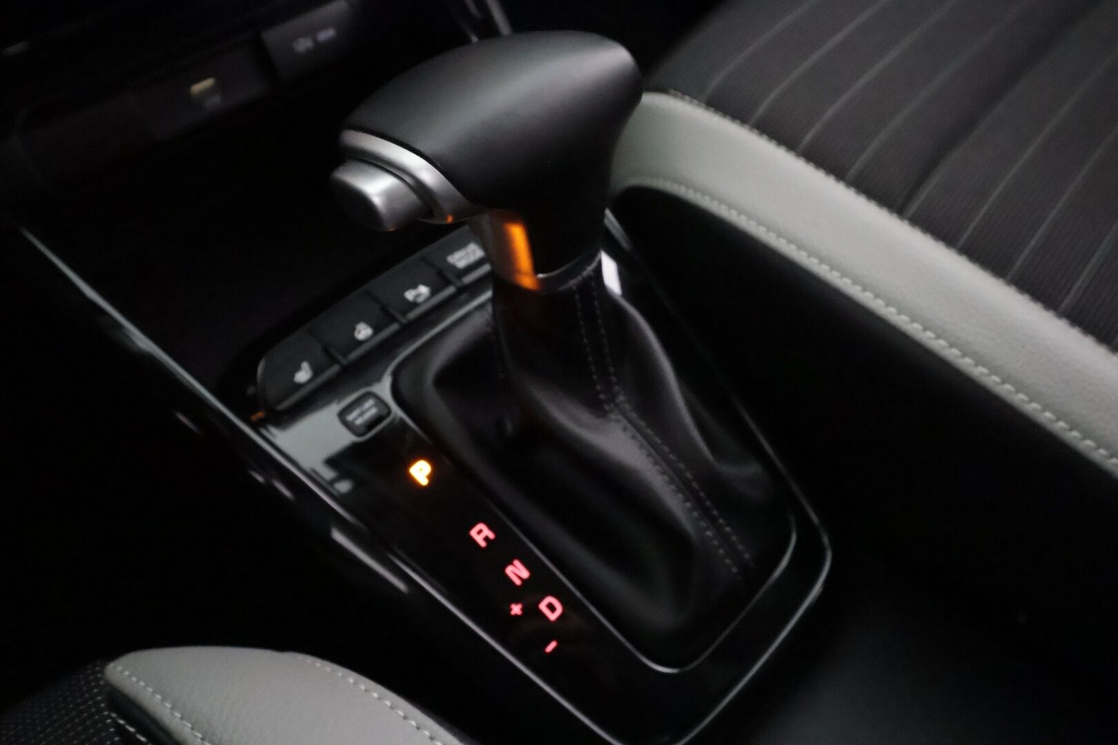 Kia Stonic 2022 1,0 T-GDI Mild-Hybrid 120hv EX Design DCT - | Facelift | Merkkihuollot | Puolinahat | P.kamera | LED | Apple & Android | Vakkari | Lane Assist | Lämm. ratti | Lohko+sisälämmitin | 2x renkaat aluin |