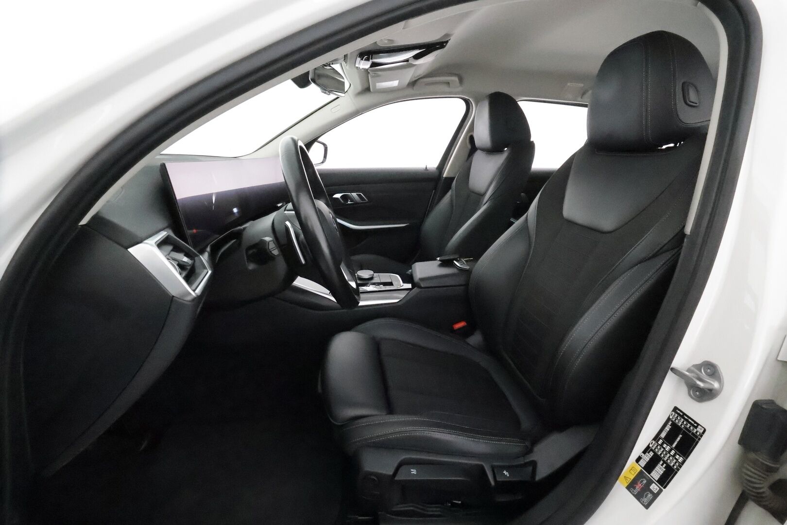 BMW 330 2023 G21 Touring 330e xDrive A Charged Edition * Widescreen / Adapt.vak / Koukku / P-kamera / HiFi / Sporttipenkit * - Facelift malli / 1-om. Suomi-auto / Shadowline / Ratinlämmitin - HULLUT AVAJAISHULINAT KORKOTARJOUS 3,29 %