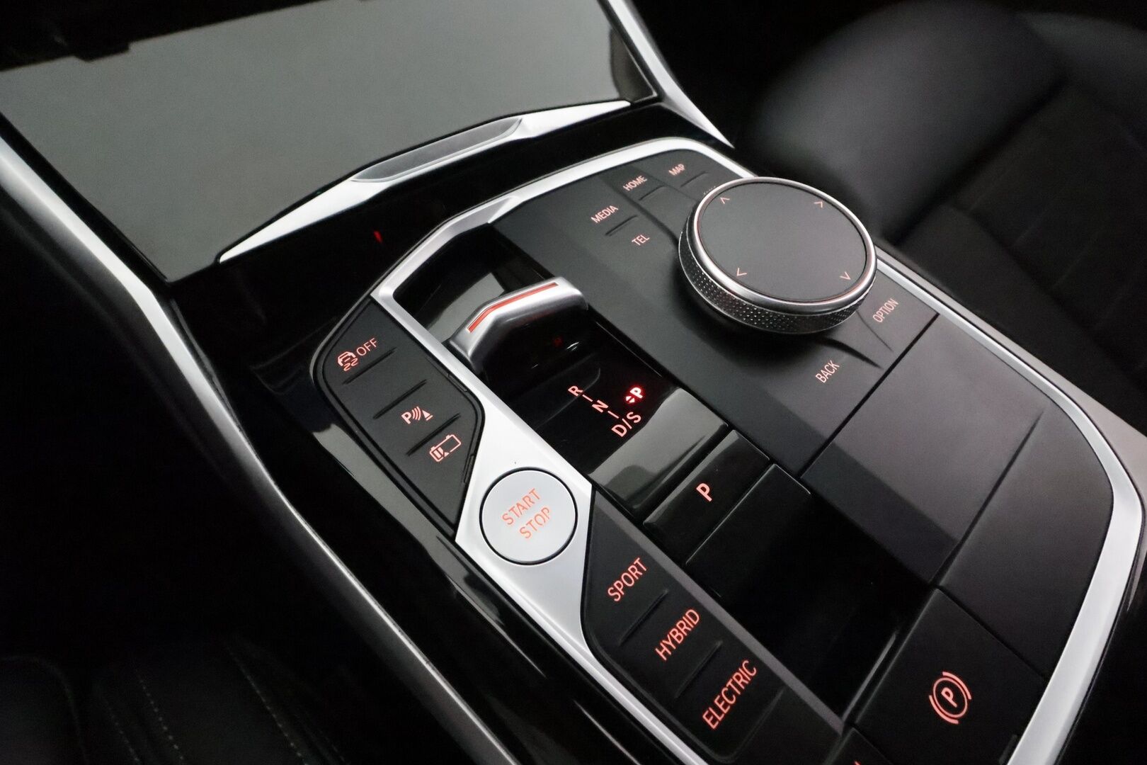 BMW 330 2023 G21 Touring 330e xDrive A Charged Edition * Widescreen / Adapt.vak / Koukku / P-kamera / HiFi / Sporttipenkit * - Facelift malli / 1-om. Suomi-auto / Shadowline / Ratinlämmitin - HULLUT AVAJAISHULINAT KORKOTARJOUS 3,29 %