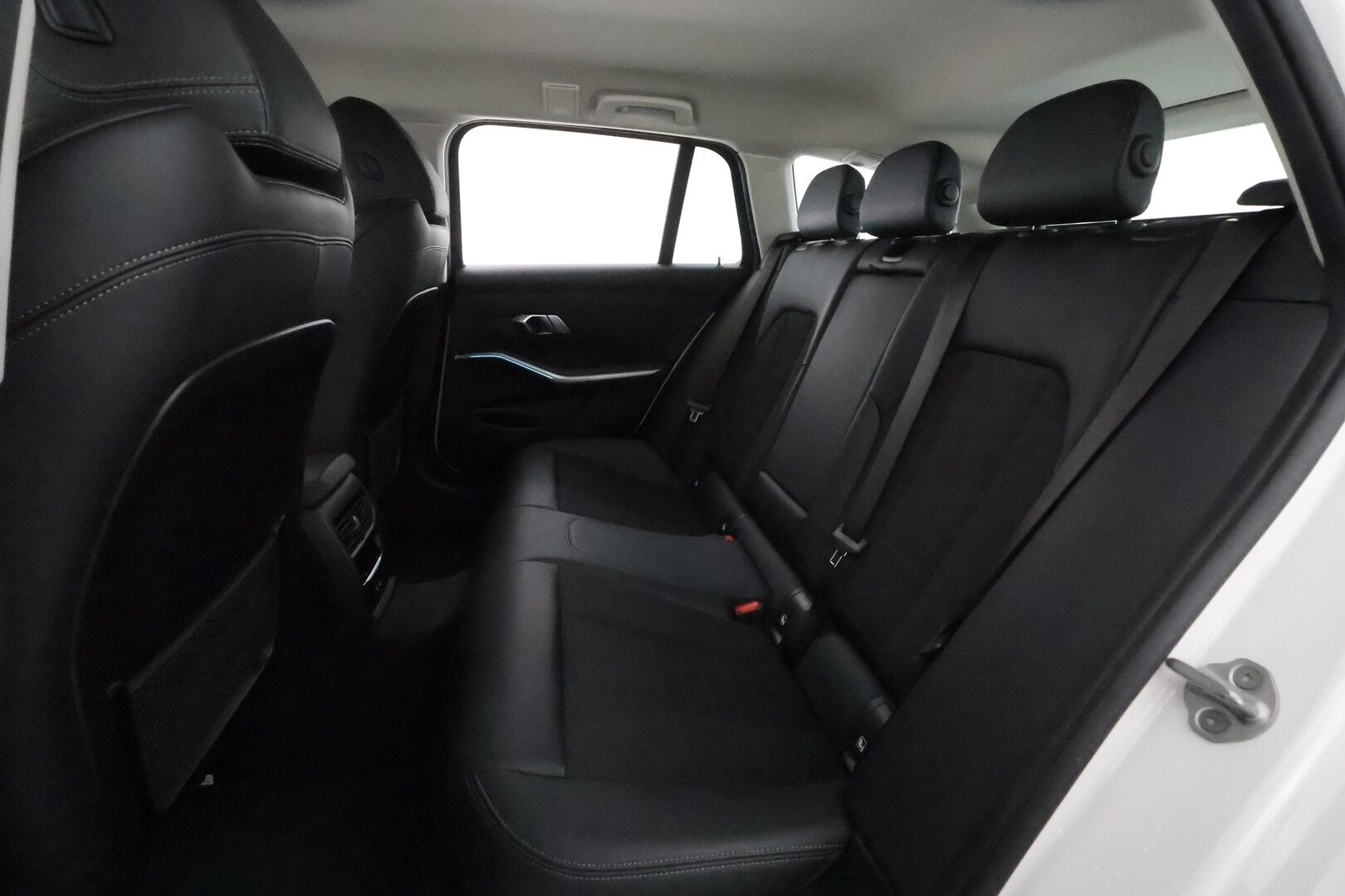 BMW 330 2023 G21 Touring 330e xDrive A Charged Edition **Facelift / Widescreen / HiFi / Sporttipenkit / P.kamera / Koukku** - 1-om. Suomi-auto / Shadowline / Ratinlämmitin 