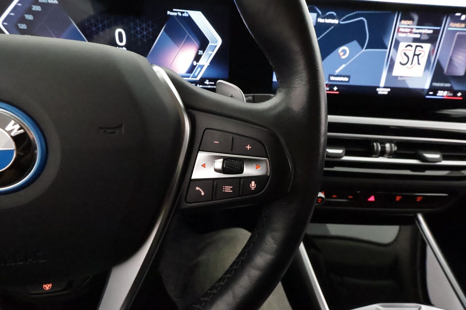 BMW 330 2023 G21 Touring 330e xDrive A Charged Edition * Widescreen / Adapt.vak / Koukku / P-kamera / HiFi / Sporttipenkit * - Facelift malli / 1-om. Suomi-auto / Shadowline / Ratinlämmitin - HULLUT AVAJAISHULINAT KORKOTARJOUS 3,29 %