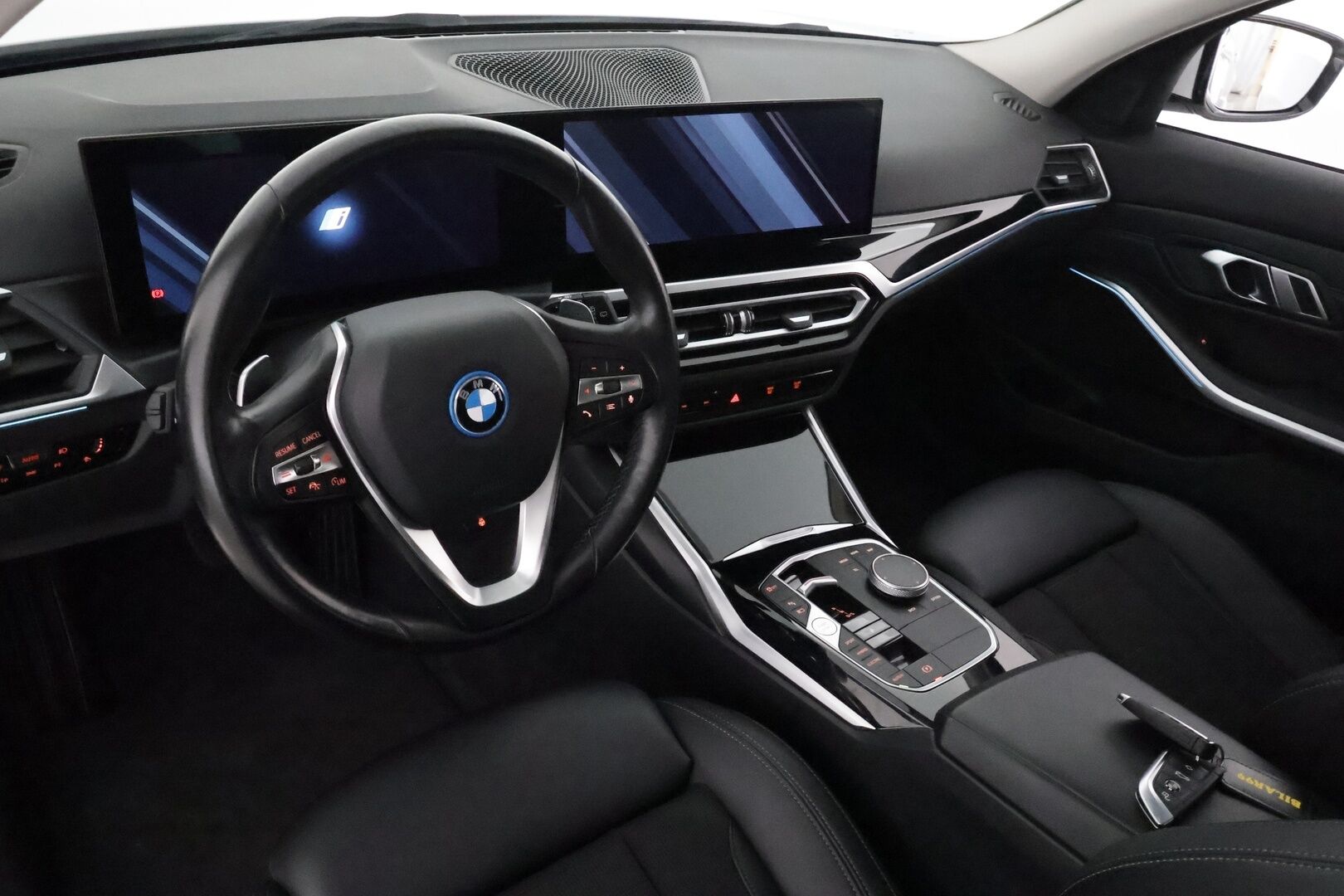 BMW 330 2023 G21 Touring 330e xDrive A Charged Edition **Widescreen / Adapt.vak / Koukku / P-kamera / HiFi / Sporttipenkit / - Facelift malli / 1-om. Suomi-auto / Shadowline / Ratinlämmitin 